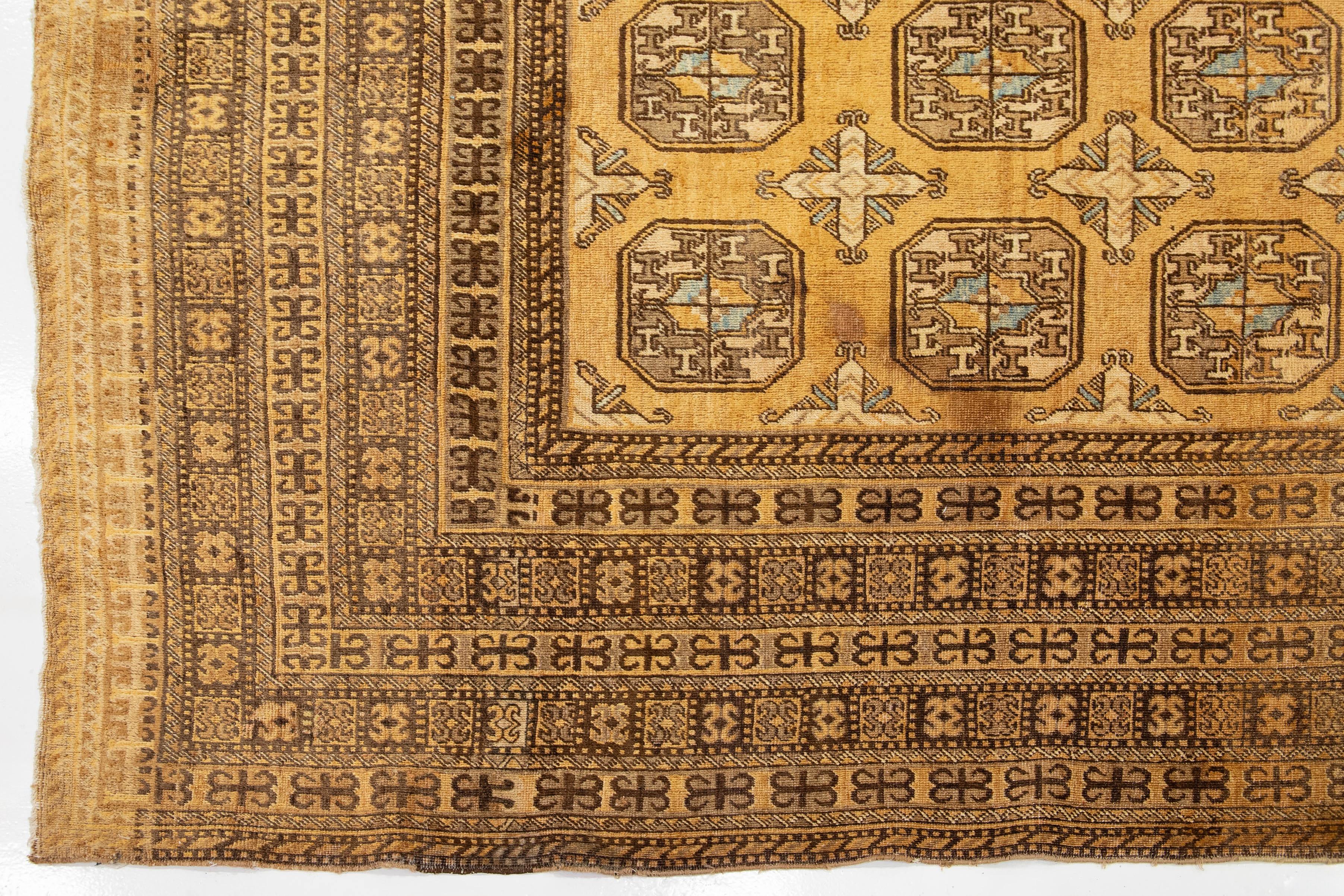 20ième siècle 9 x 17 Ancien tapis turkmène en laine persane Tan avec motif Gul en vente