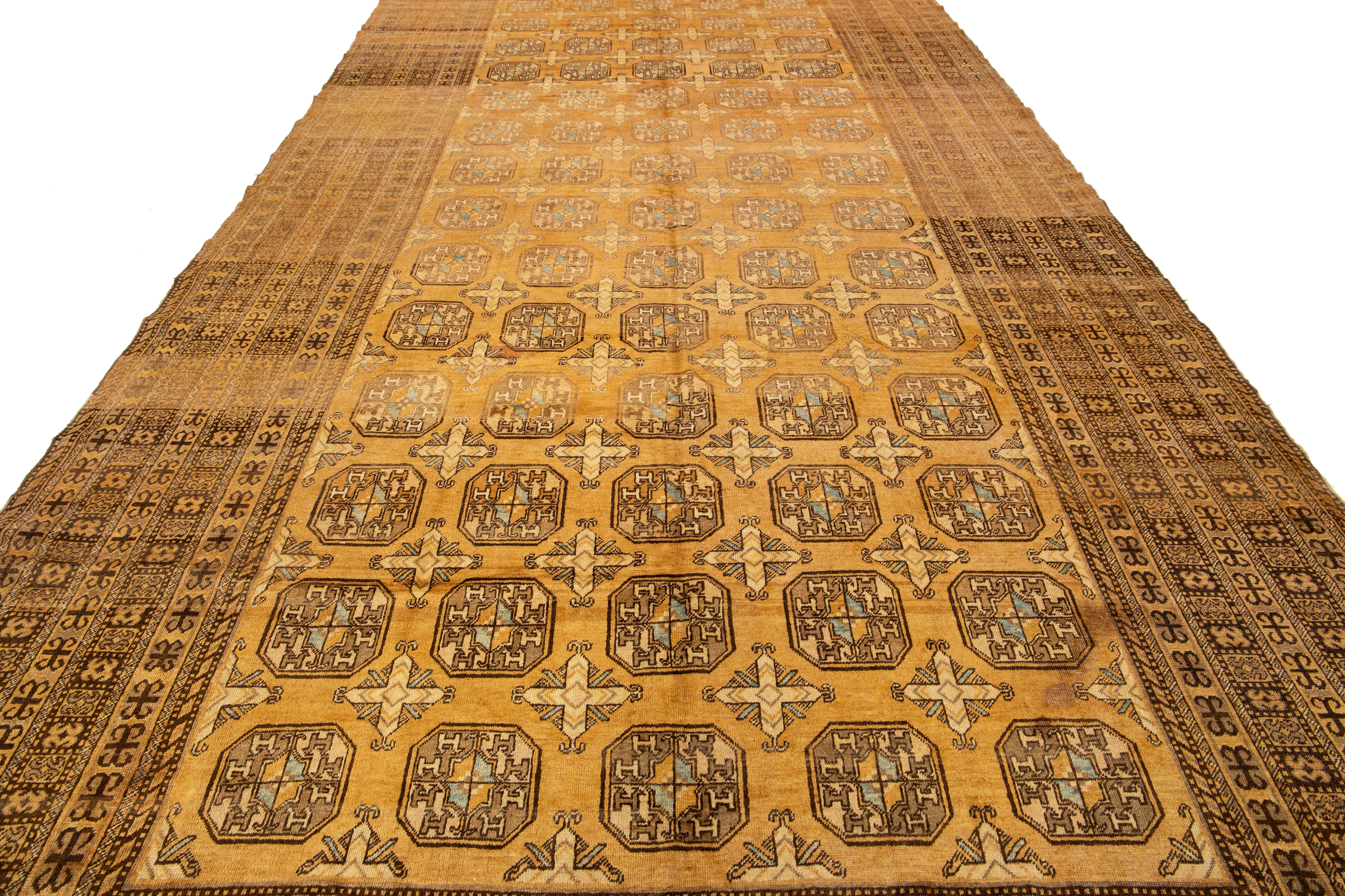 Laine 9 x 17 Ancien tapis turkmène en laine persane Tan avec motif Gul en vente
