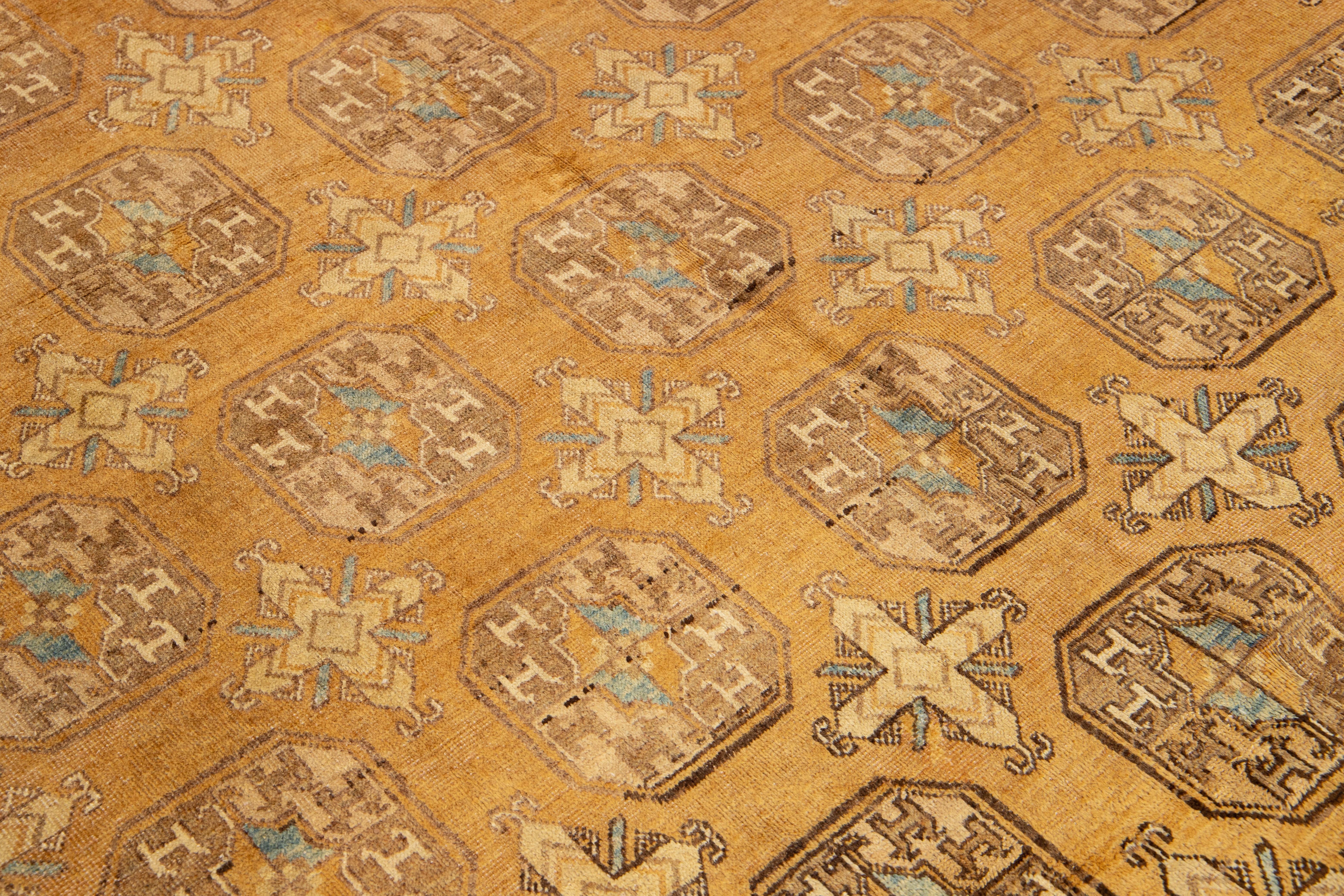 9 x 17 Ancien tapis turkmène en laine persane Tan avec motif Gul en vente 1