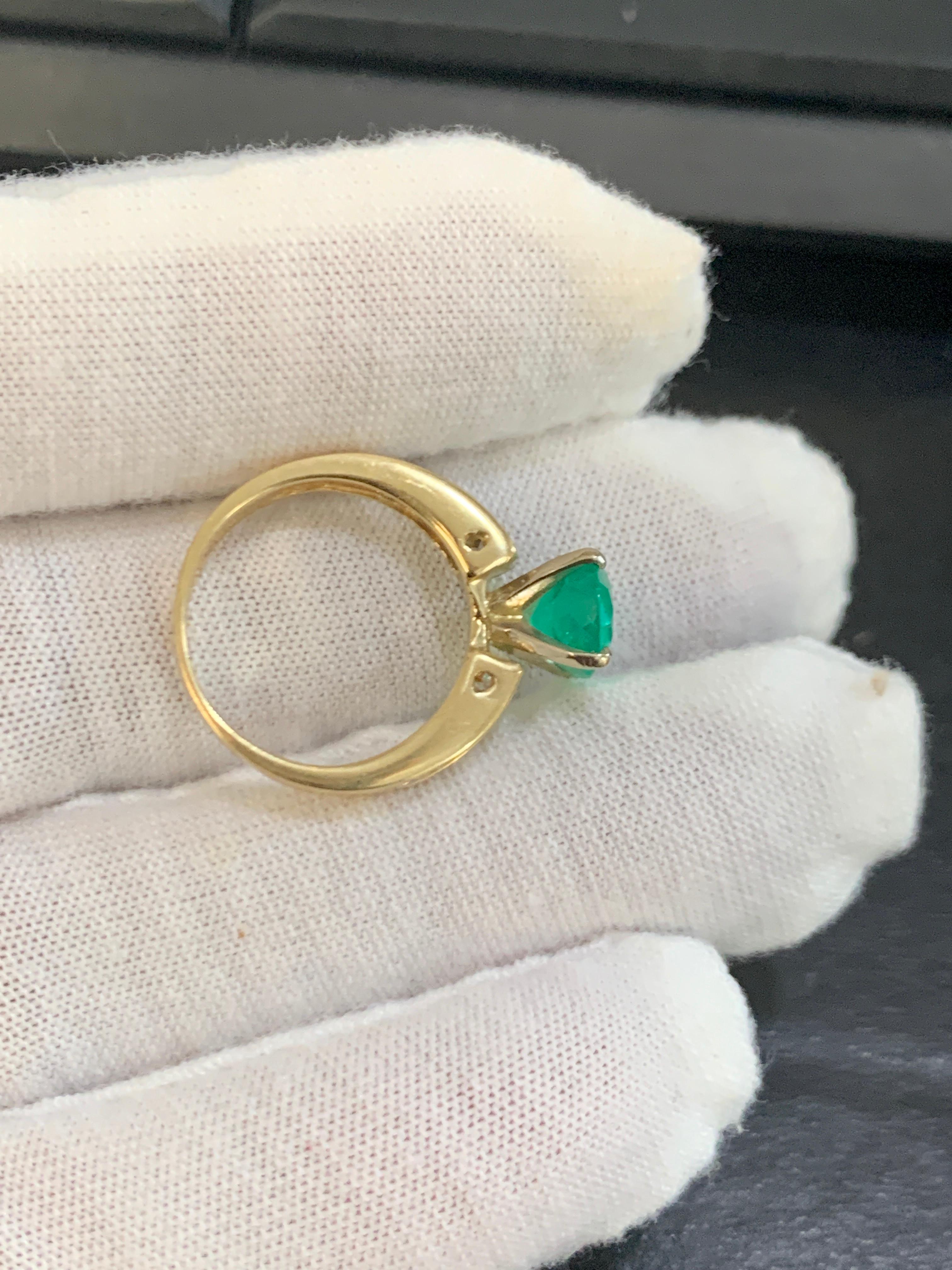 Anillo ovalado de esmeralda y diamantes de oro amarillo de 14 quilates en venta 3