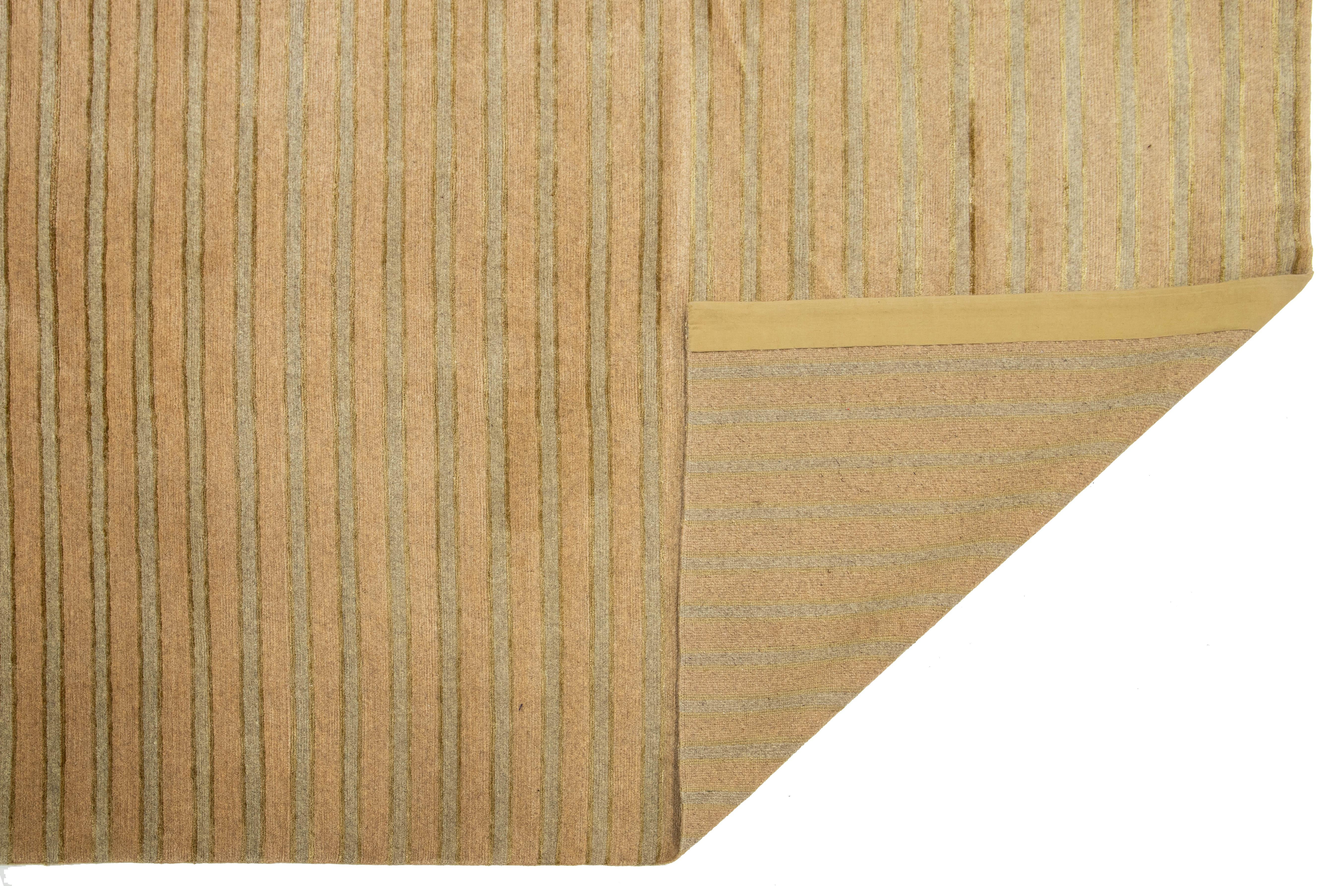 9 x 9 Moderne tibetische Wolle & Seide Teppich in Tan Farbe mit gestreiften Muster (Nepalesisch) im Angebot