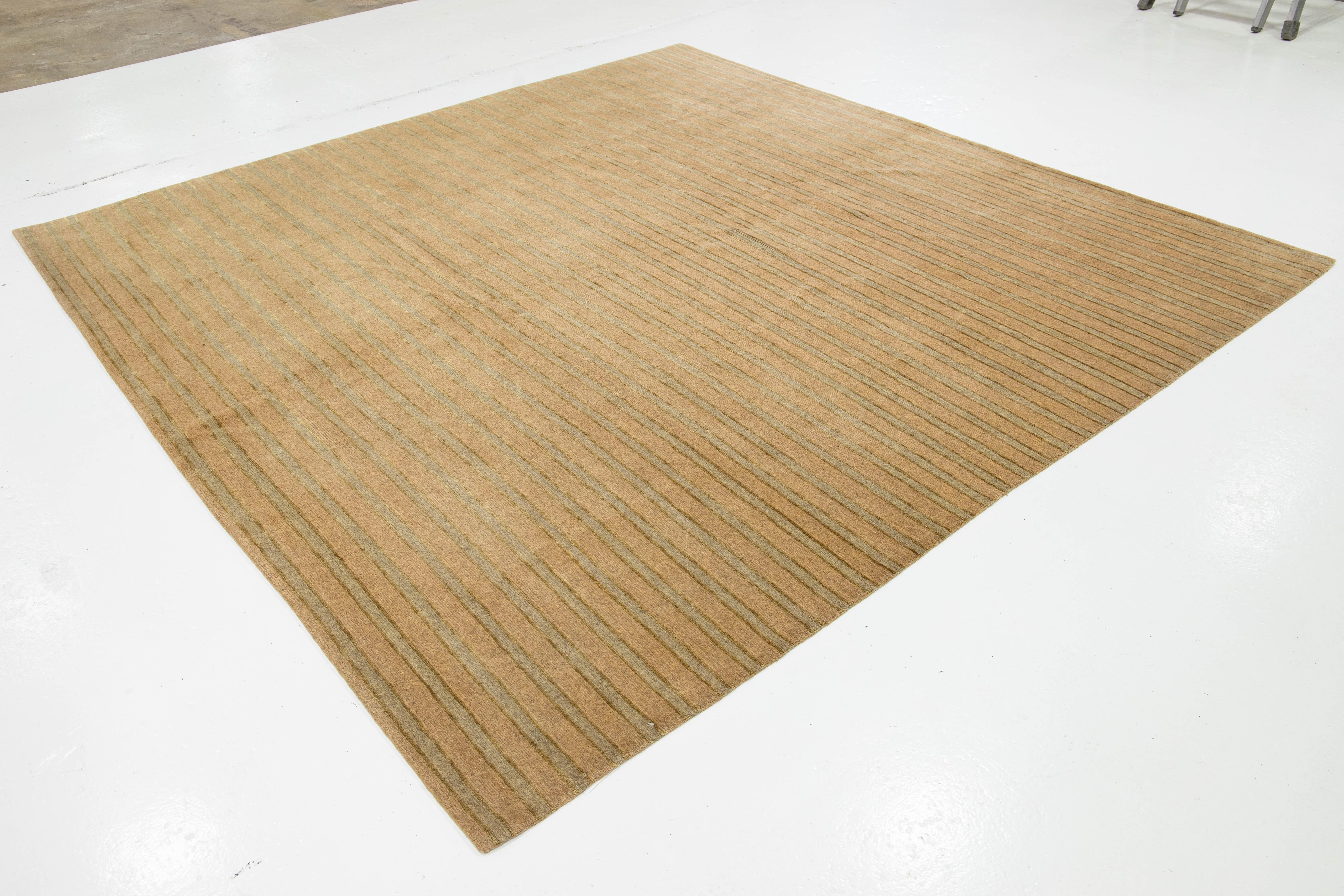 9 x 9 Moderne tibetische Wolle & Seide Teppich in Tan Farbe mit gestreiften Muster (Handgeknüpft) im Angebot