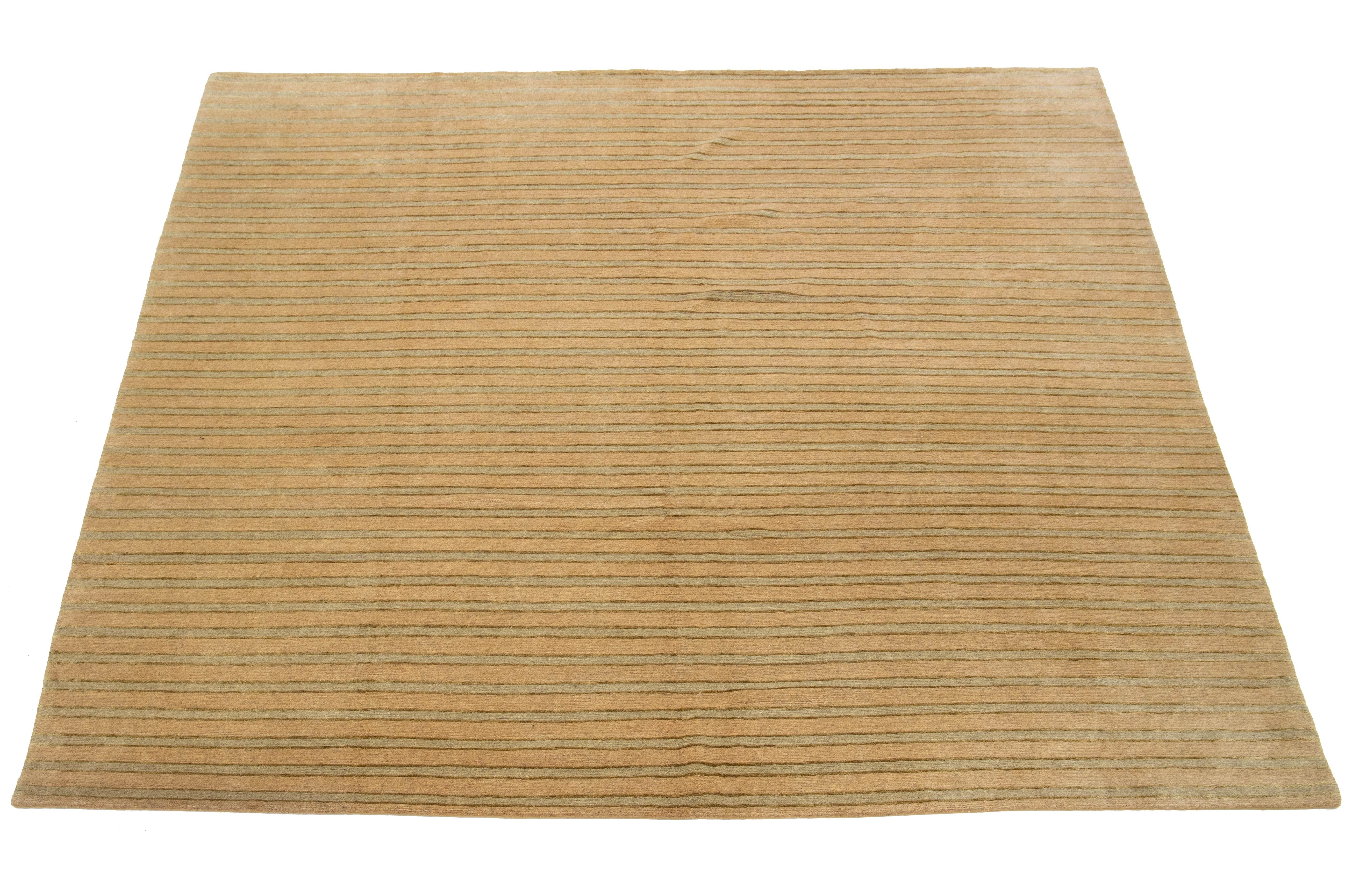 9 x 9 Moderne tibetische Wolle & Seide Teppich in Tan Farbe mit gestreiften Muster (21. Jahrhundert und zeitgenössisch) im Angebot