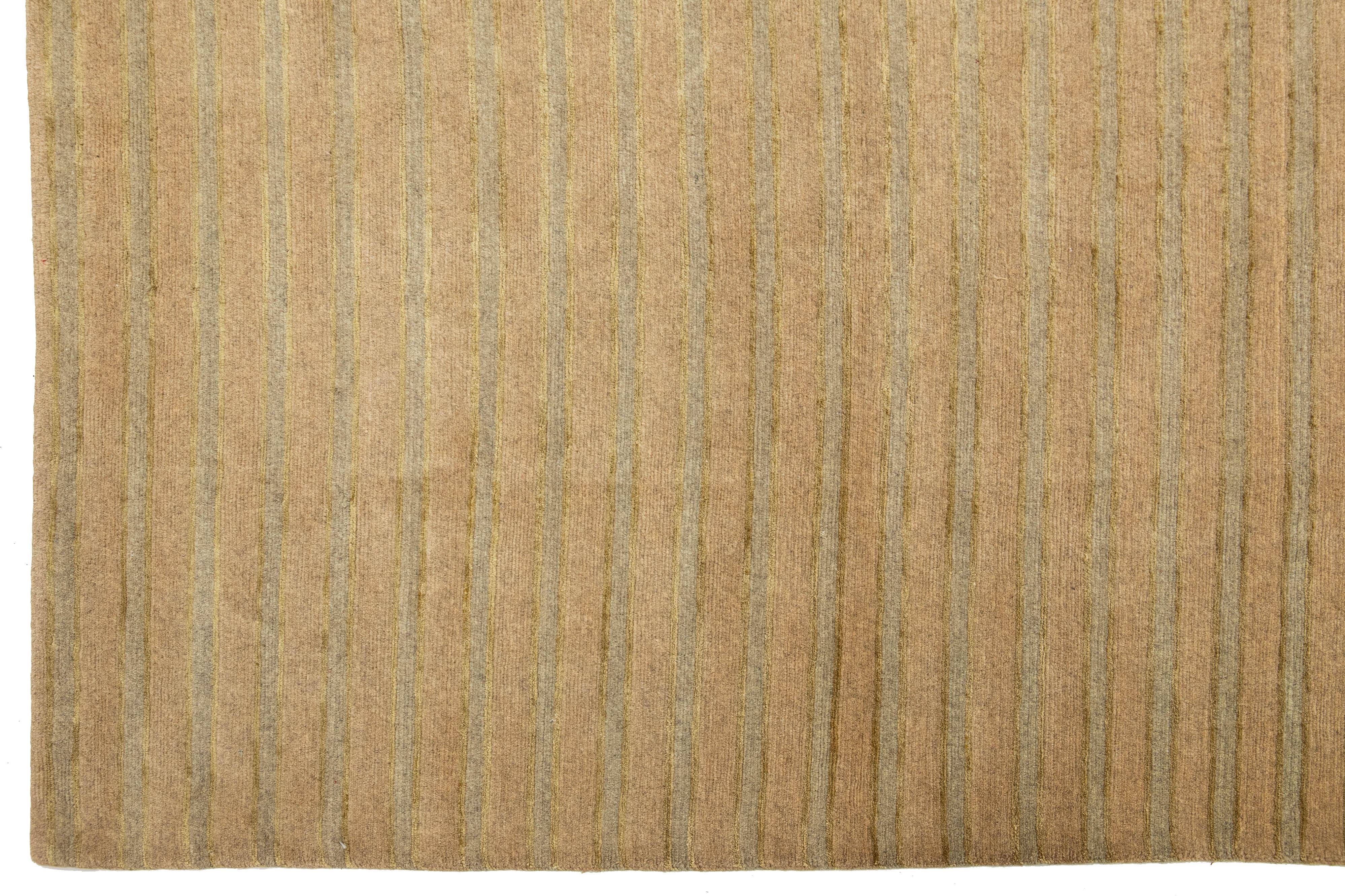 9 x 9 Moderne tibetische Wolle & Seide Teppich in Tan Farbe mit gestreiften Muster im Angebot 1