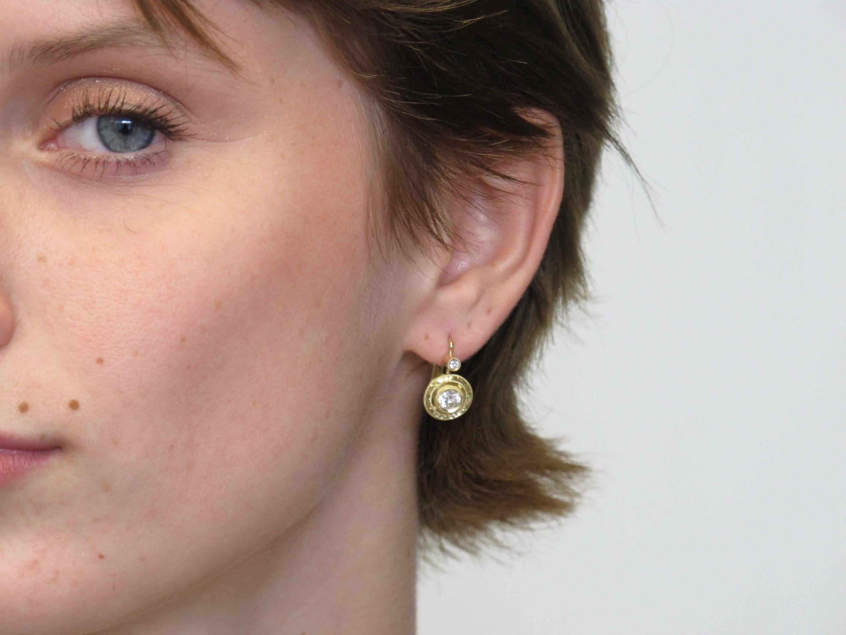 Hand Engraved Diamond Drop Earrings in Yellow Gold, 1.00 Carat Total For Sale 1