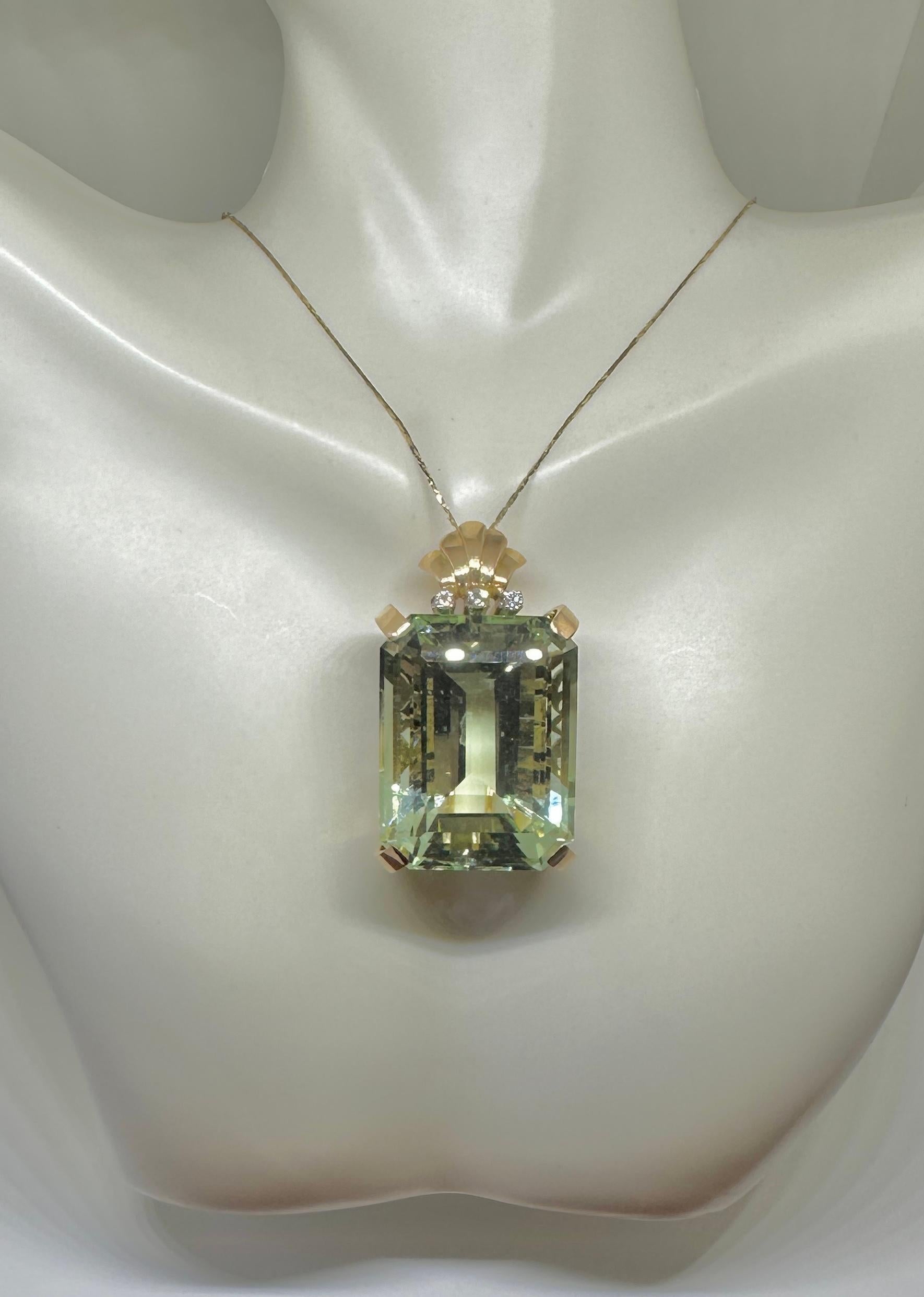 Collier pendentif rétro ancien en or 18 carats avec aigue-marine de 90 carats et diamants en vente 4