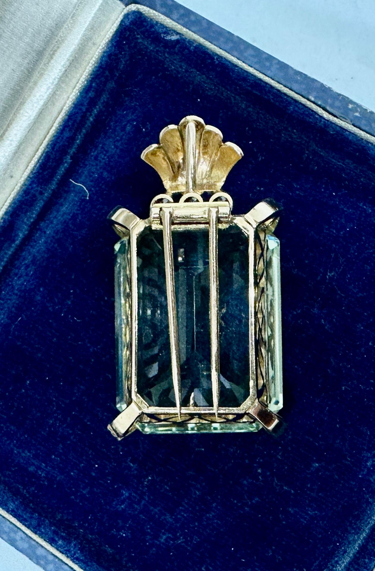 Collier pendentif rétro ancien en or 18 carats avec aigue-marine de 90 carats et diamants en vente 9