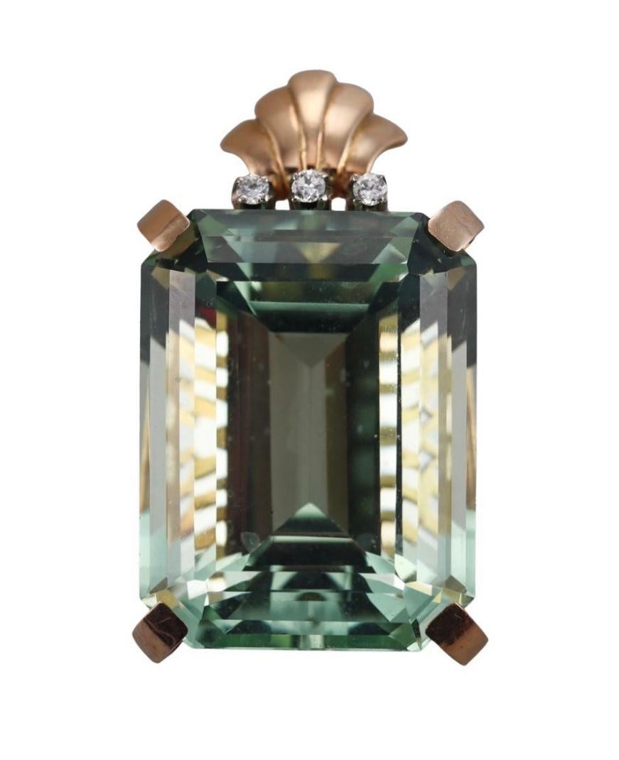 Nous sommes ravis d'avoir cet extraordinaire 90 Carat antique Retro taille émeraude naturelle aigue-marine et diamant pendentif ou broche.  La magnifique aigue-marine de 90 carats mesure 30 mm de long sur 23,5 mm de large et 18,5 mm de profondeur. 