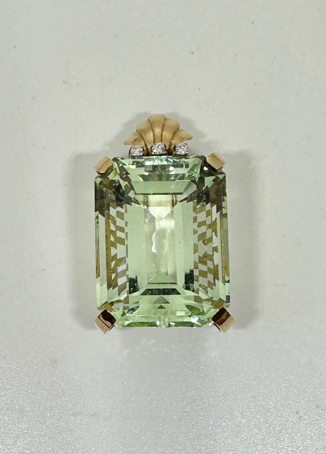 Contemporain Collier pendentif rétro ancien en or 18 carats avec aigue-marine de 90 carats et diamants en vente