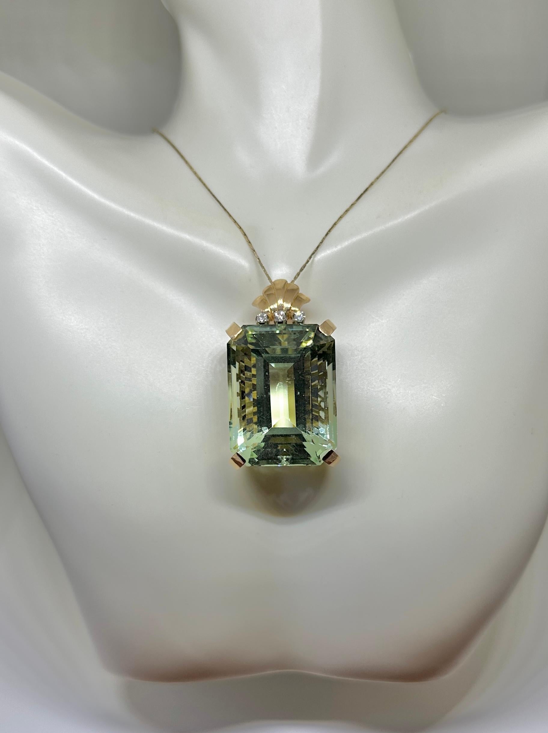 Taille émeraude Collier pendentif rétro ancien en or 18 carats avec aigue-marine de 90 carats et diamants en vente