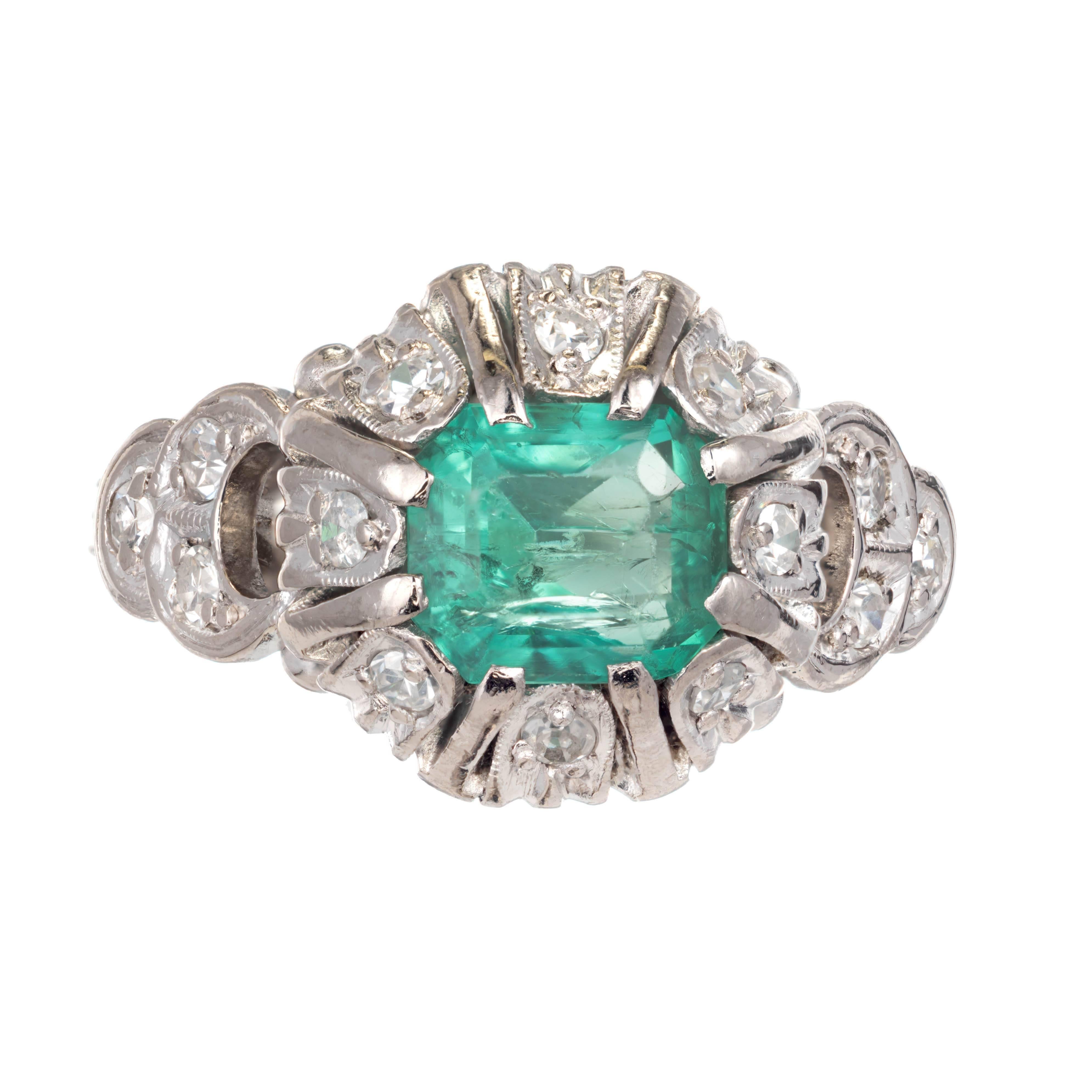 Bague de fiançailles victorienne en platine avec diamants et émeraude verte brillante de 0,90 carat en vente