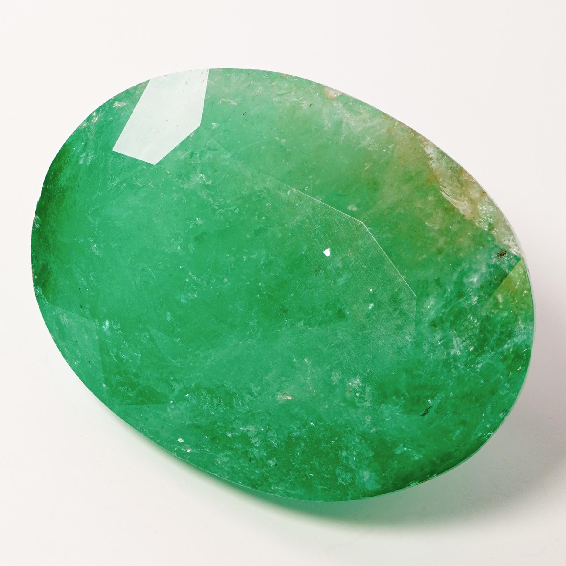 90 Carat Colombia Emerald Massive Piece Loose Gemstone Head Turner In New Condition For Sale In Hung Hom, HK