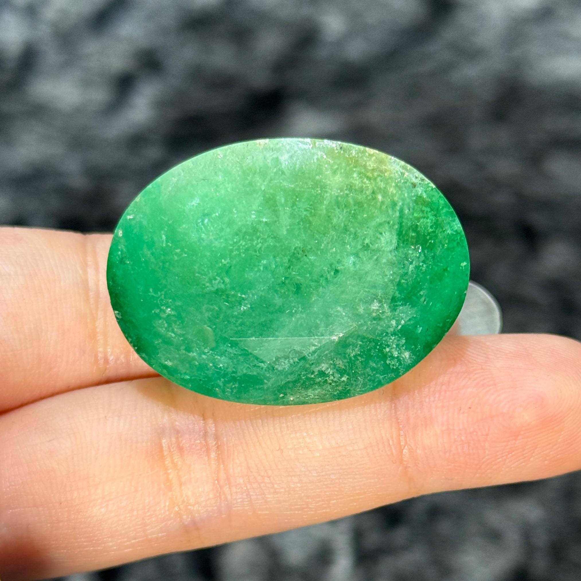 90 Carat Colombia Emerald Massive Piece Loose Gemstone Head Turner For Sale 2