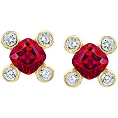 Boucles d'oreilles en or jaune 18 carats avec rubis rouge coussin et diamants de 0,90 carat