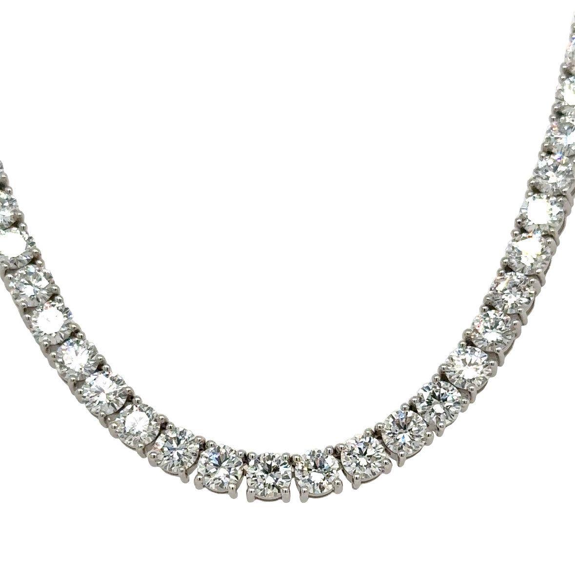 Ce collier de tennis en diamants de 90 carats est une création à couper le souffle, d'une facture et d'une grandeur extraordinaires. Avec 45 diamants de 2 carats méticuleusement assortis, chaque pierre est soigneusement sélectionnée pour sa pureté