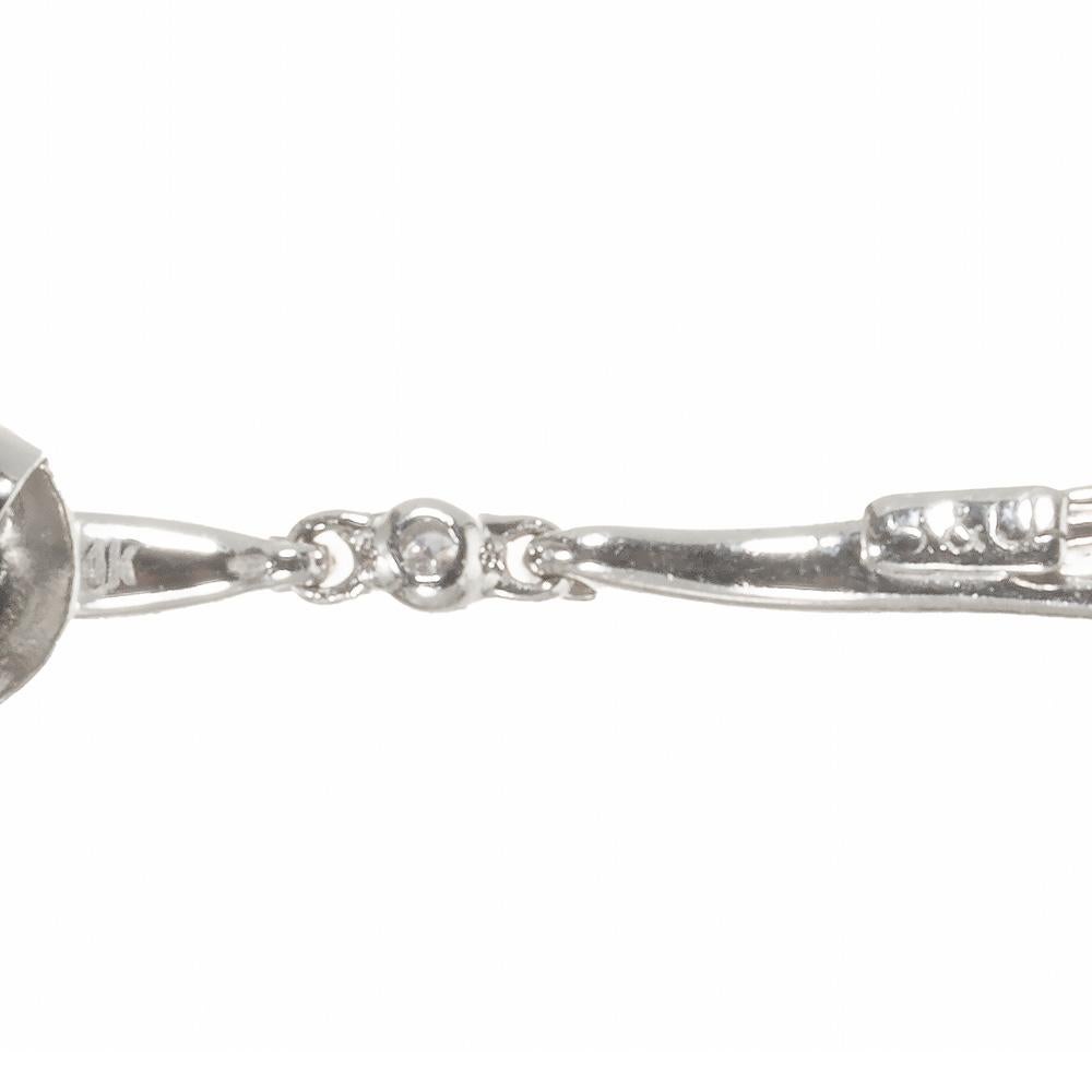 Boucles d'oreilles pendantes en or blanc avec diamant de 0,90 carat  Bon état - En vente à Stamford, CT