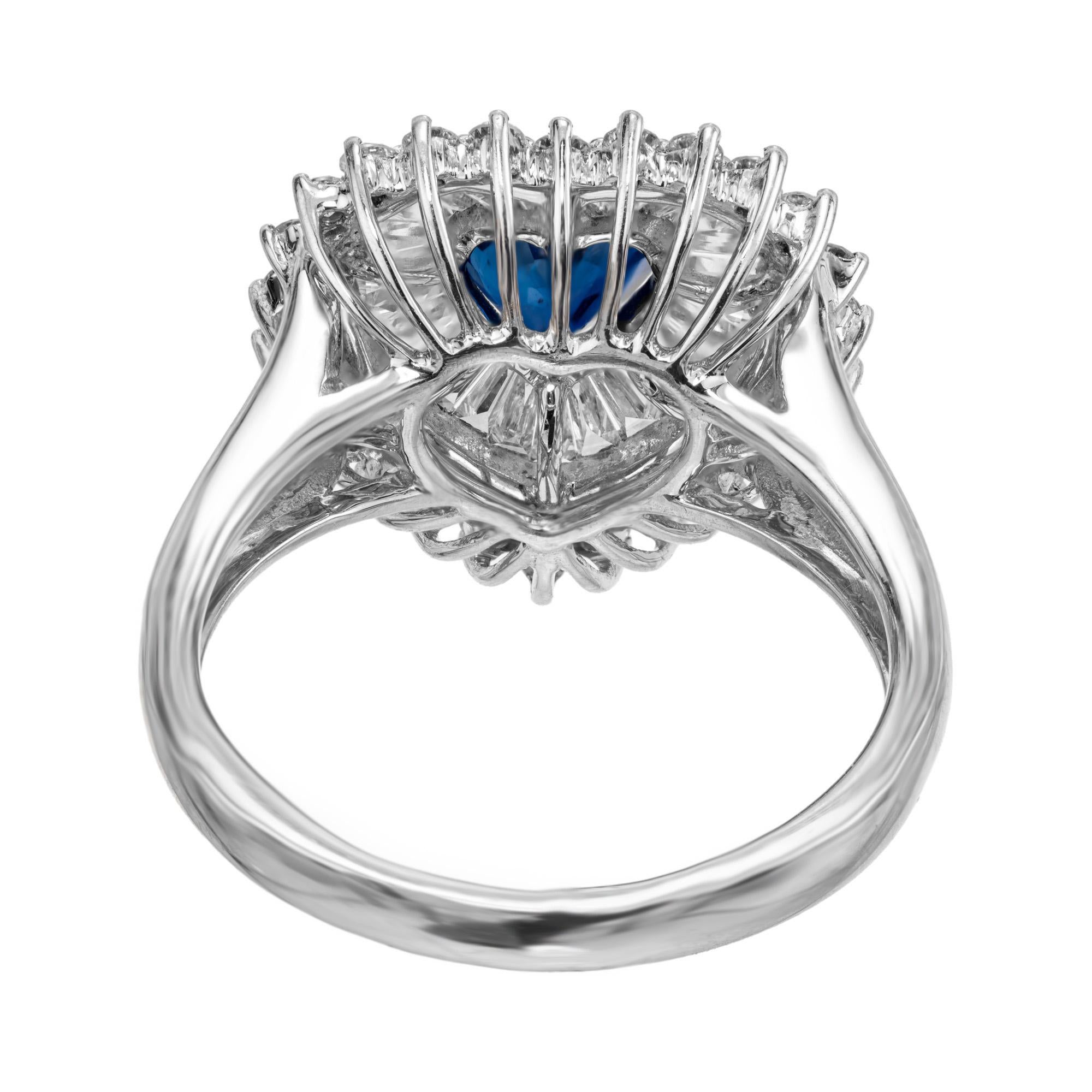 Platin-Cocktailring mit .90 Karat birnenförmigem Saphir und Diamant-Halo-Cluster im Angebot 2