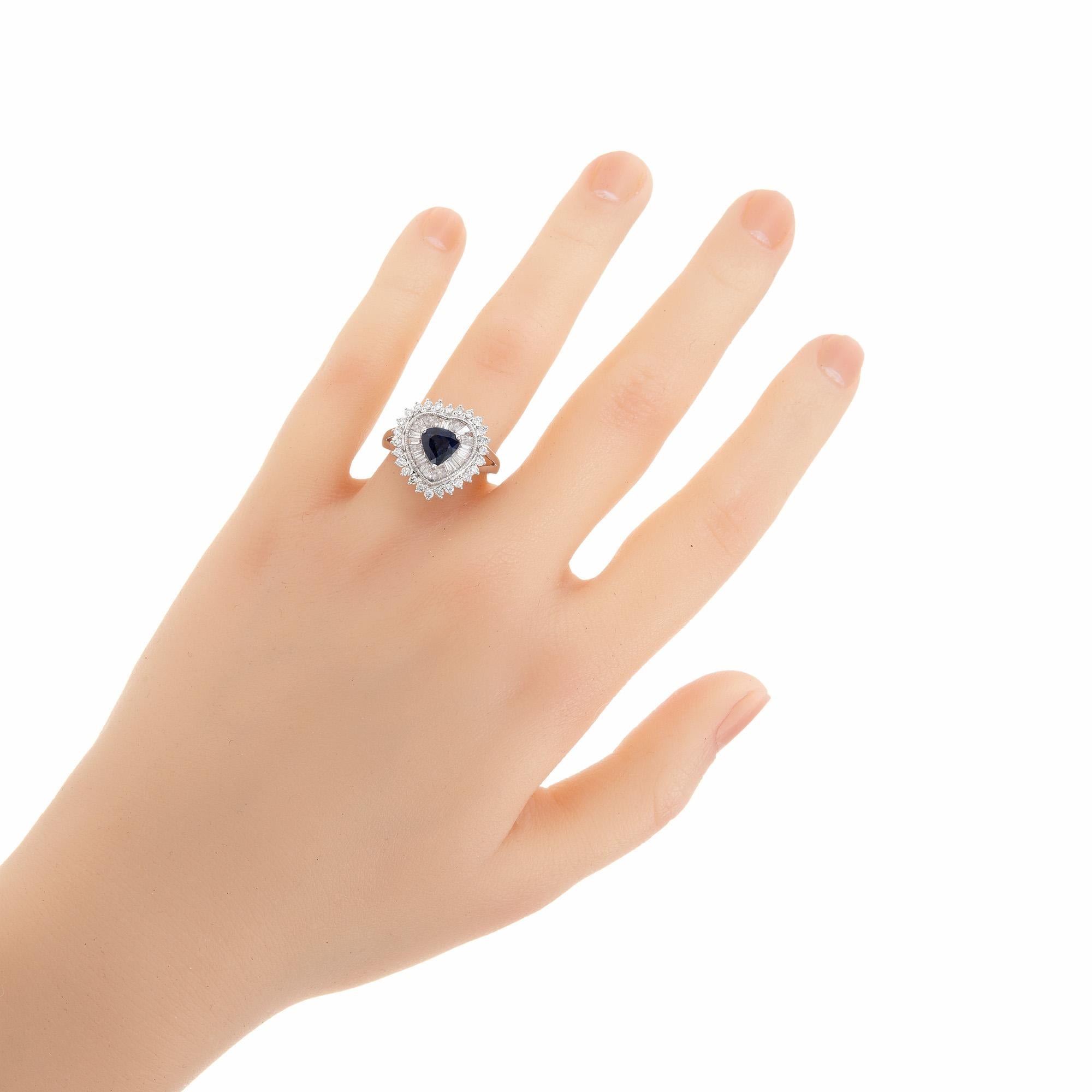 Platin-Cocktailring mit .90 Karat birnenförmigem Saphir und Diamant-Halo-Cluster im Angebot 3