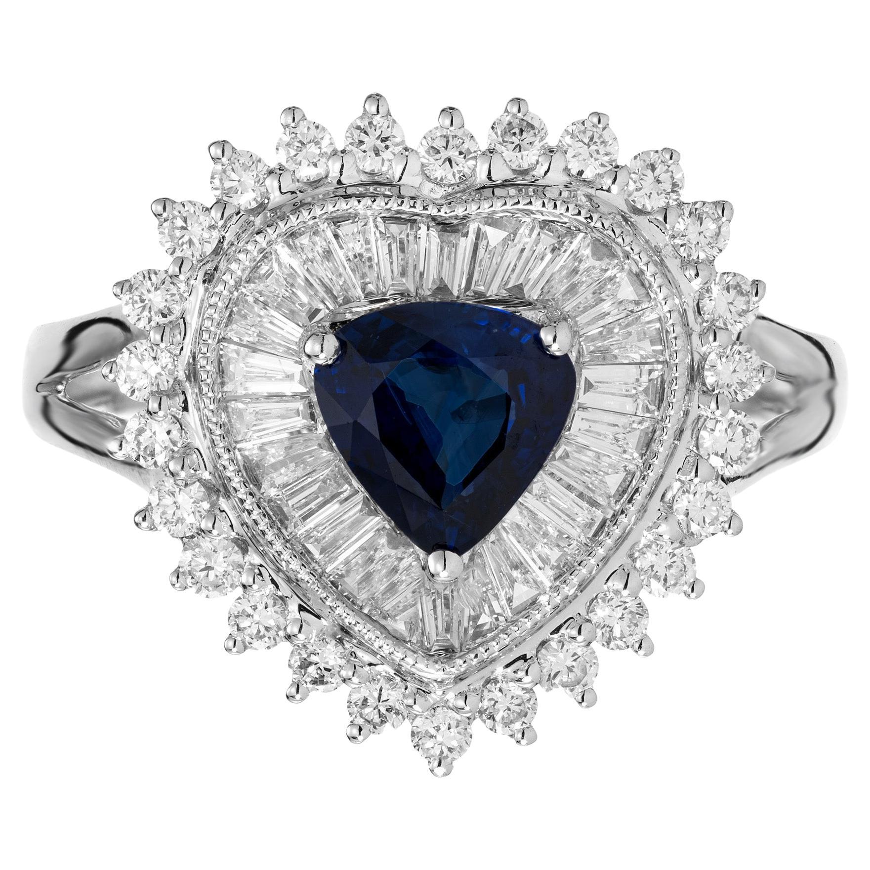 Platin-Cocktailring mit .90 Karat birnenförmigem Saphir und Diamant-Halo-Cluster im Angebot