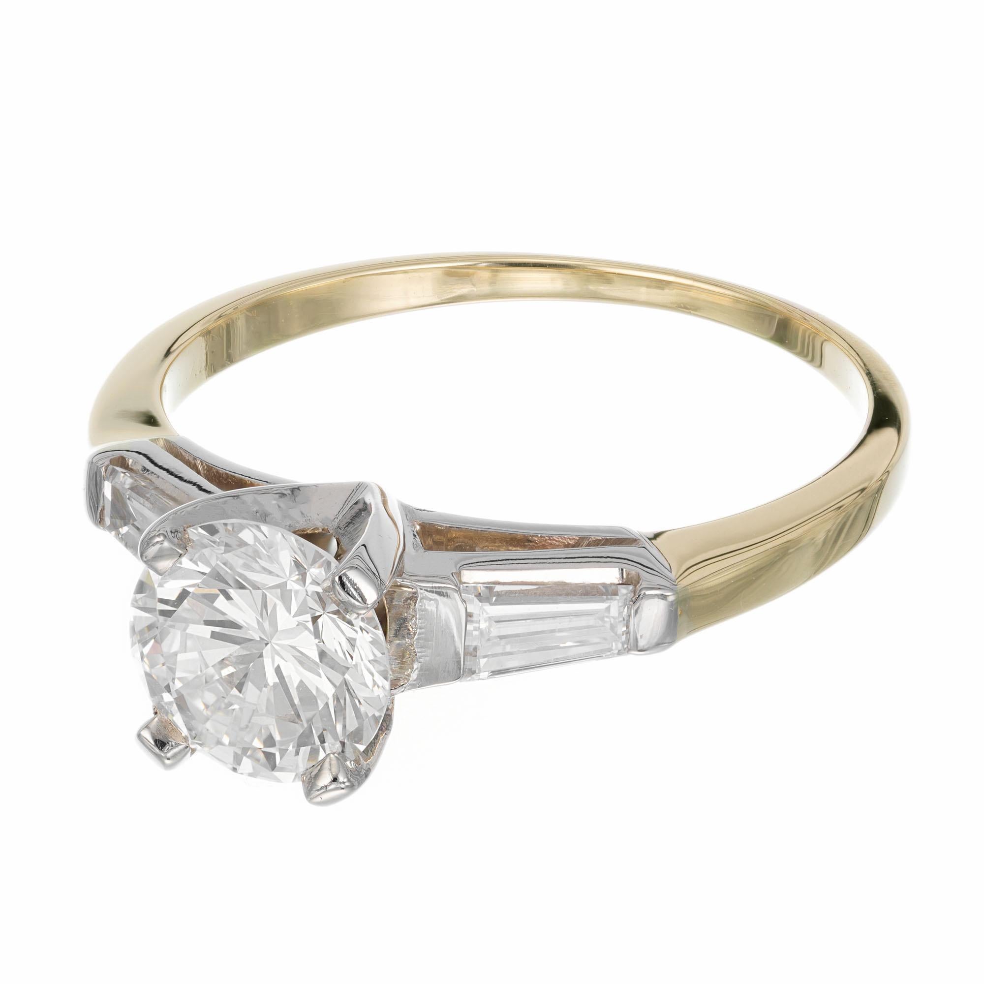 90 Karat runder Diamant-Dreistein-Verlobungsring aus Gelbgold (Rundschliff) im Angebot