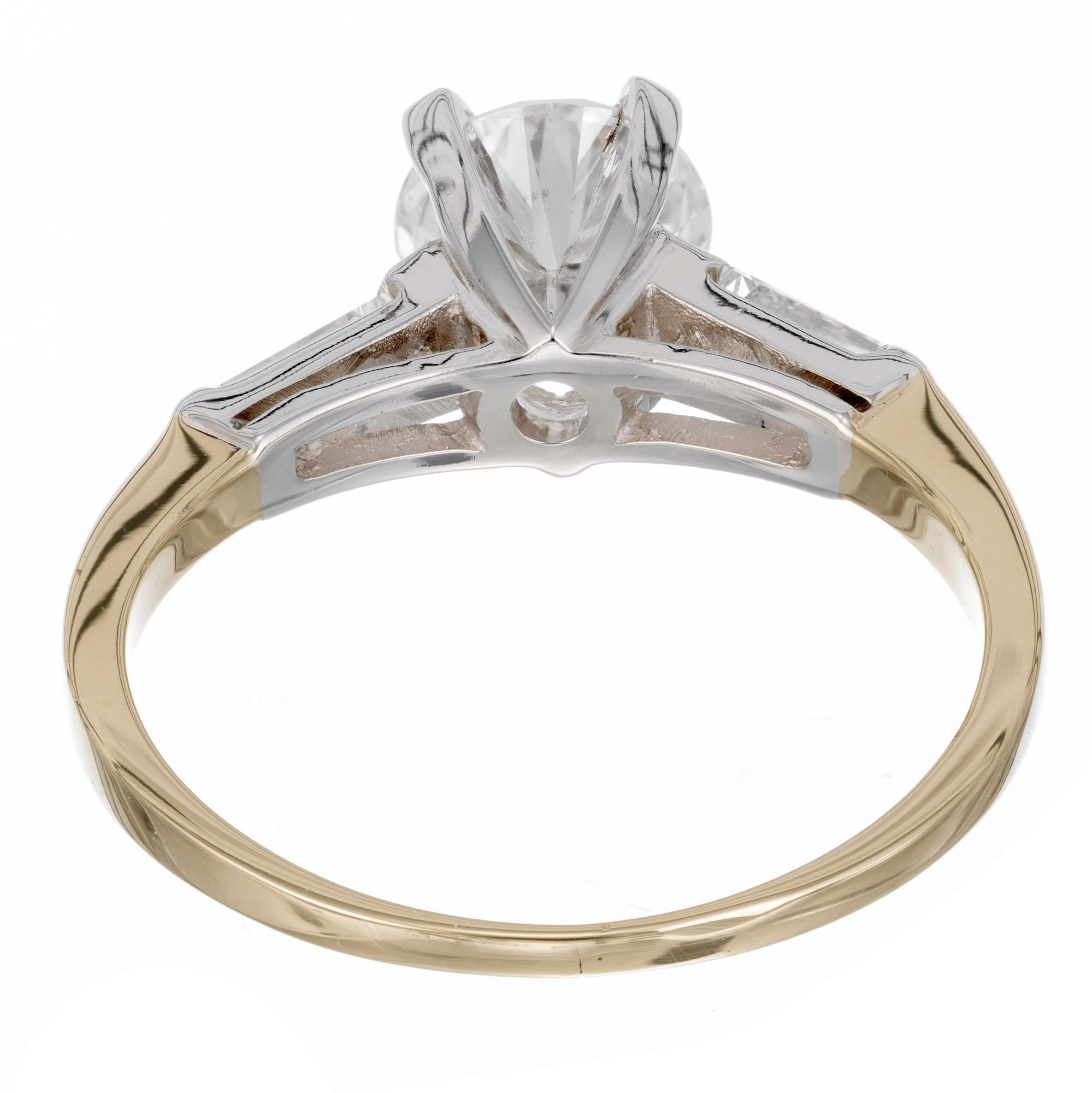 90 Karat runder Diamant-Dreistein-Verlobungsring aus Gelbgold im Zustand „Hervorragend“ im Angebot in Stamford, CT