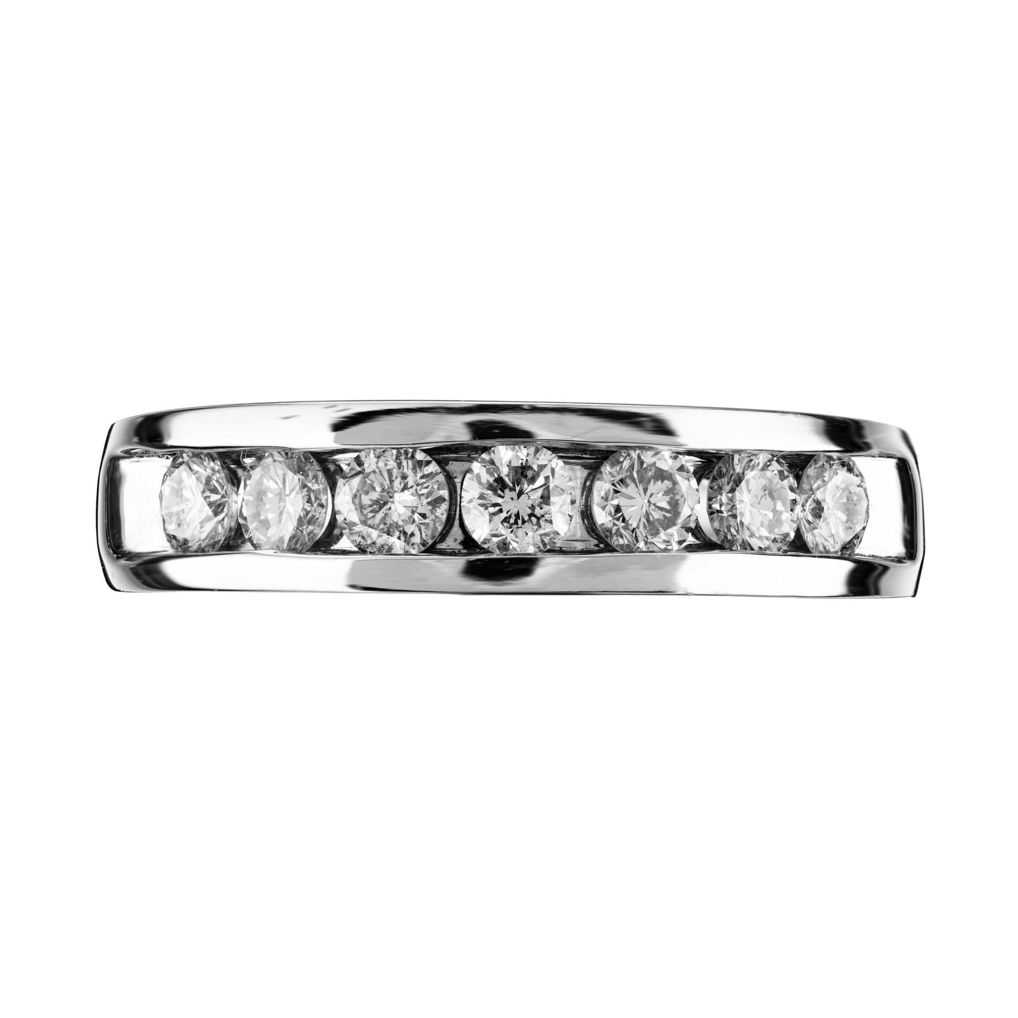 La bague pour homme en or blanc avec diamant rond de 0,90 carat est un chef-d'œuvre d'élégance et de sophistication discrètes. Ce magnifique bracelet comporte 7 diamants ronds de taille brillante nichés dans une élégante monture en or blanc 14k,