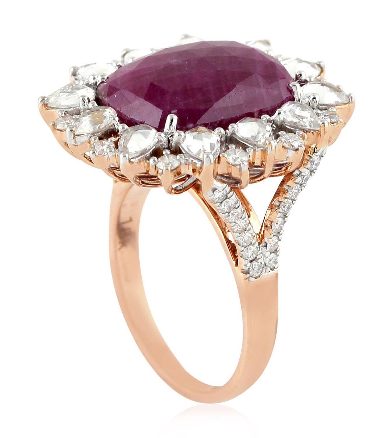 Taille rose Bague cocktail en or 18 carats avec diamants, saphirs et rubis de 9,8 carats en vente