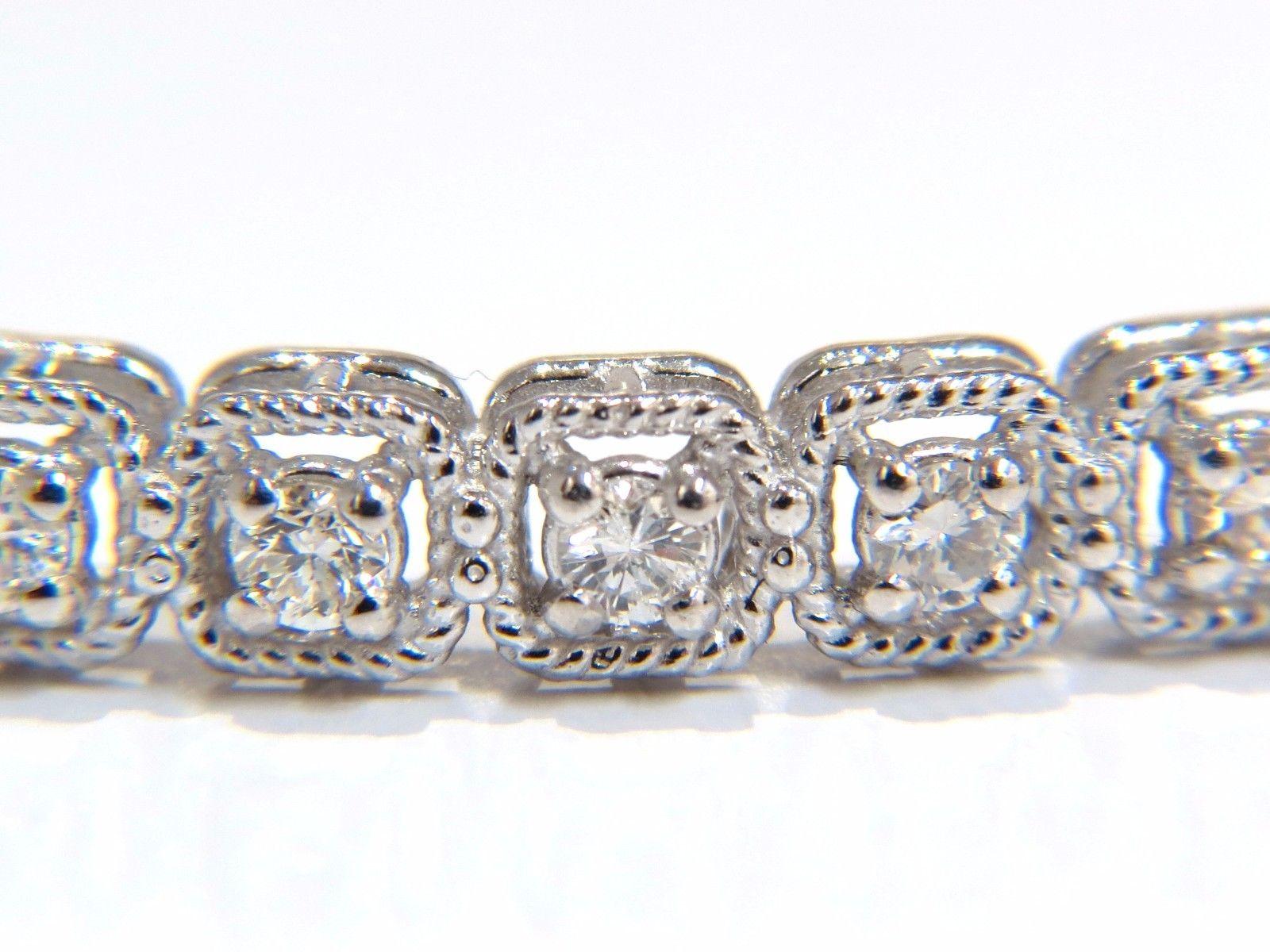 .90ct diamants naturels bracelet bangle

Forme de torsion en corde carrée entourant chaque diamant

Rounds & Full cut.

Couleur H et clarté Si-1.

or blanc 14kt 


11 grammes.

4.6mm de large

6.5 pouces (longueur portable)

Verrouillage sécurisé,