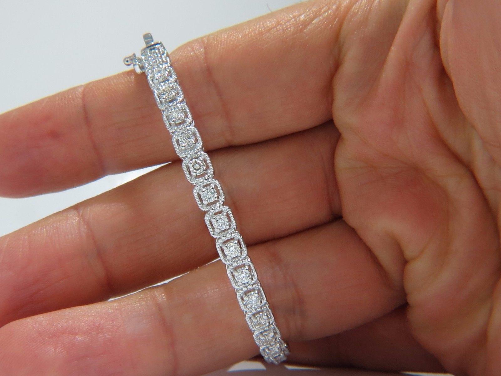 Taille ronde Bracelet jonc carré en or 14 carats avec étui à diamants naturels en forme de corde torsadée de 0,90 carat en vente