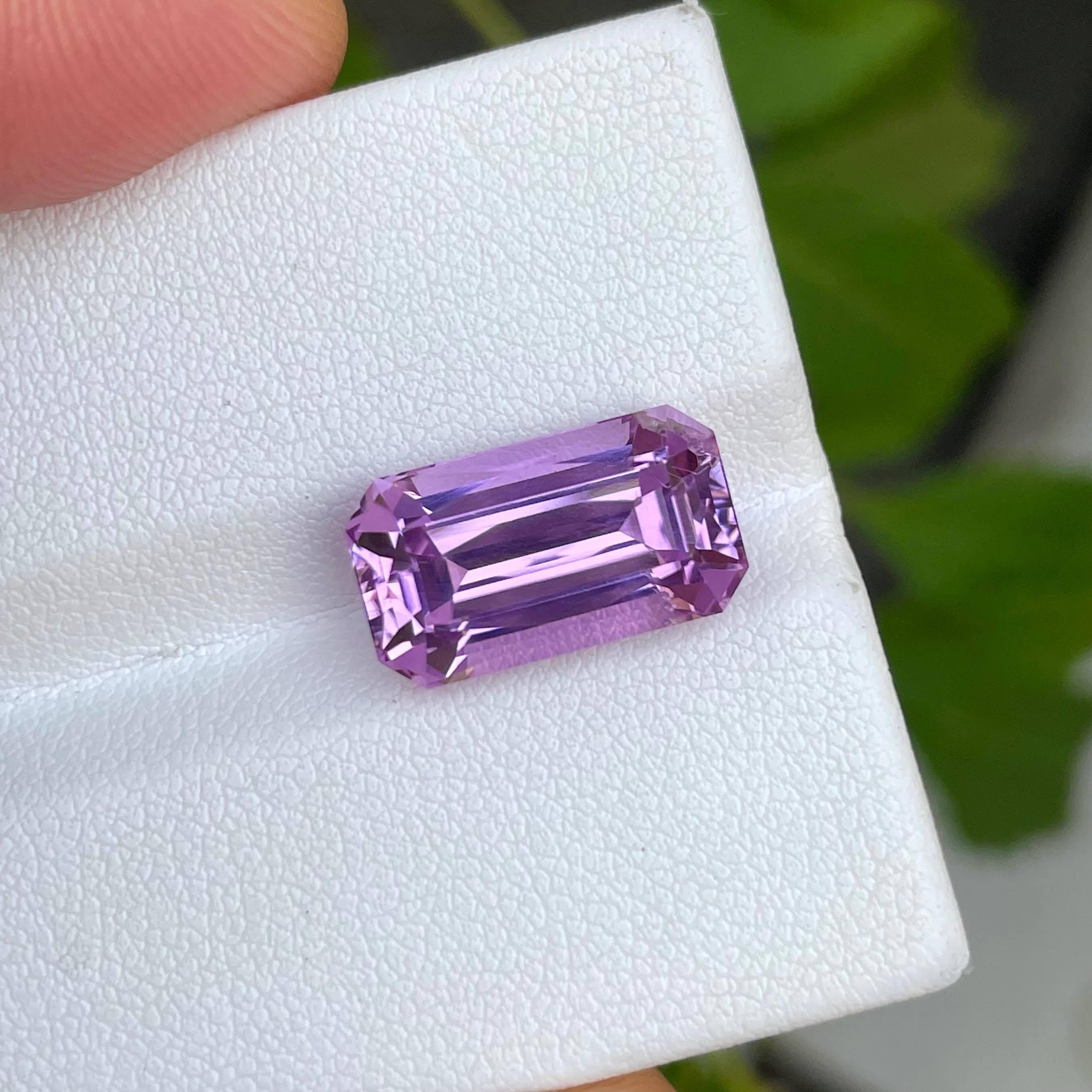 Weight 9.0 carats 
Dimensions 15.2x8.61x7.7 mm
Treatment none 
Origin Nigeria 
Clarity VVS
Shape octagon 
Cut emerald 




The 9.0 carat Purple Kunzite stone, characterized by its enchanting emerald cut, is a stunning natural gemstone sourced from
