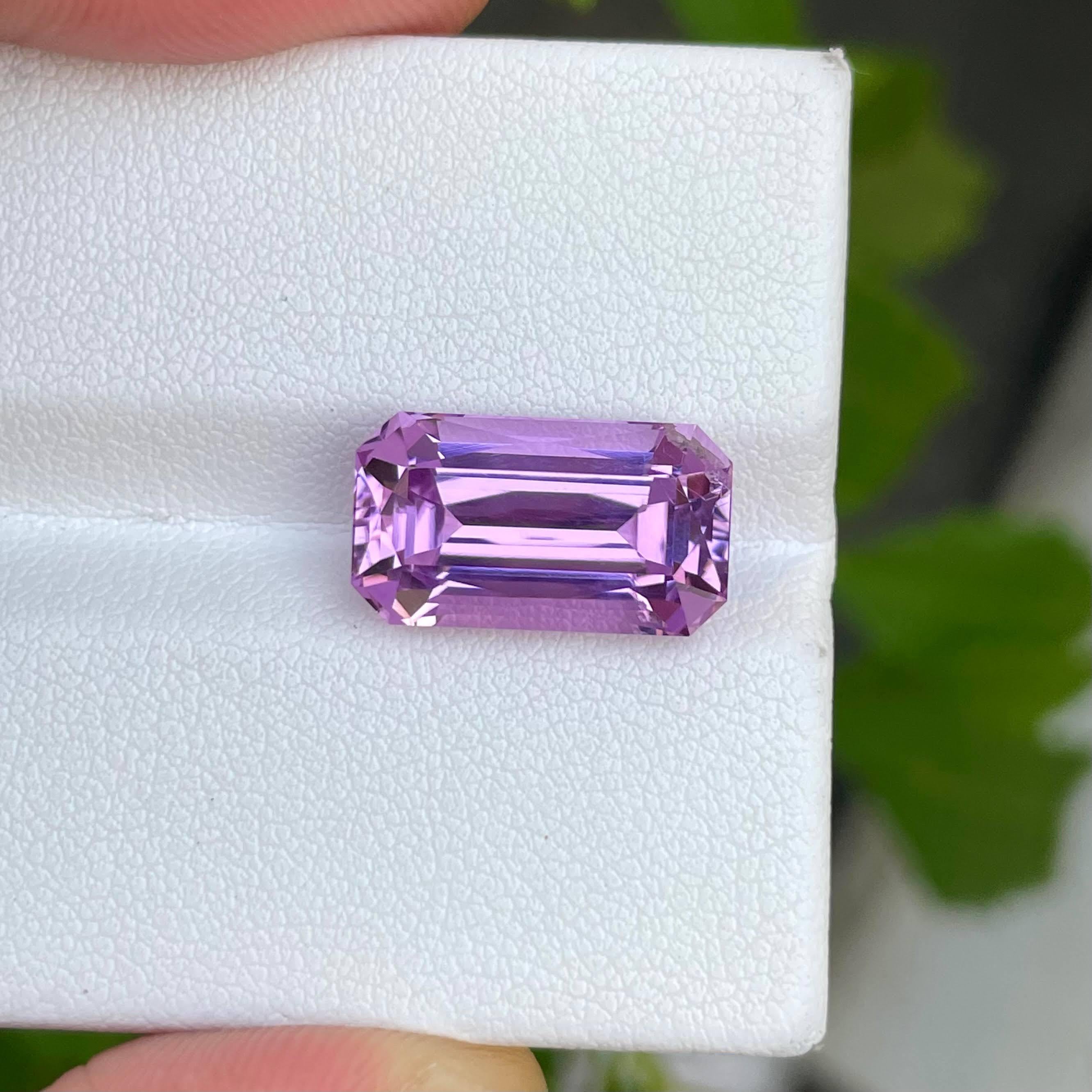 Modern 9.0 carats Purple Loose Kunzite Stone Emerald Cut Natural Naigarian Gemstone For Sale