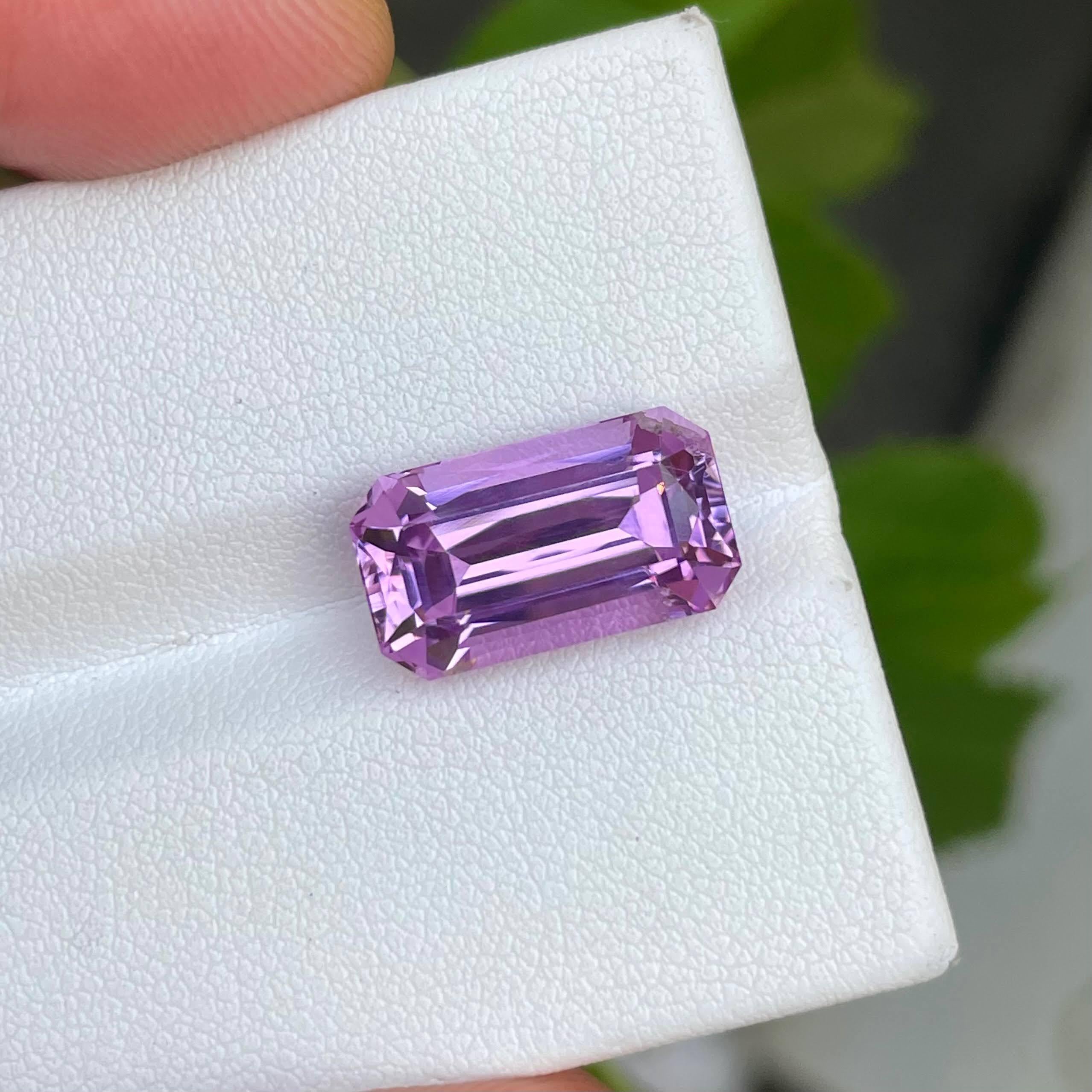 Women's or Men's 9.0 carats Purple Loose Kunzite Stone Emerald Cut Natural Naigarian Gemstone For Sale