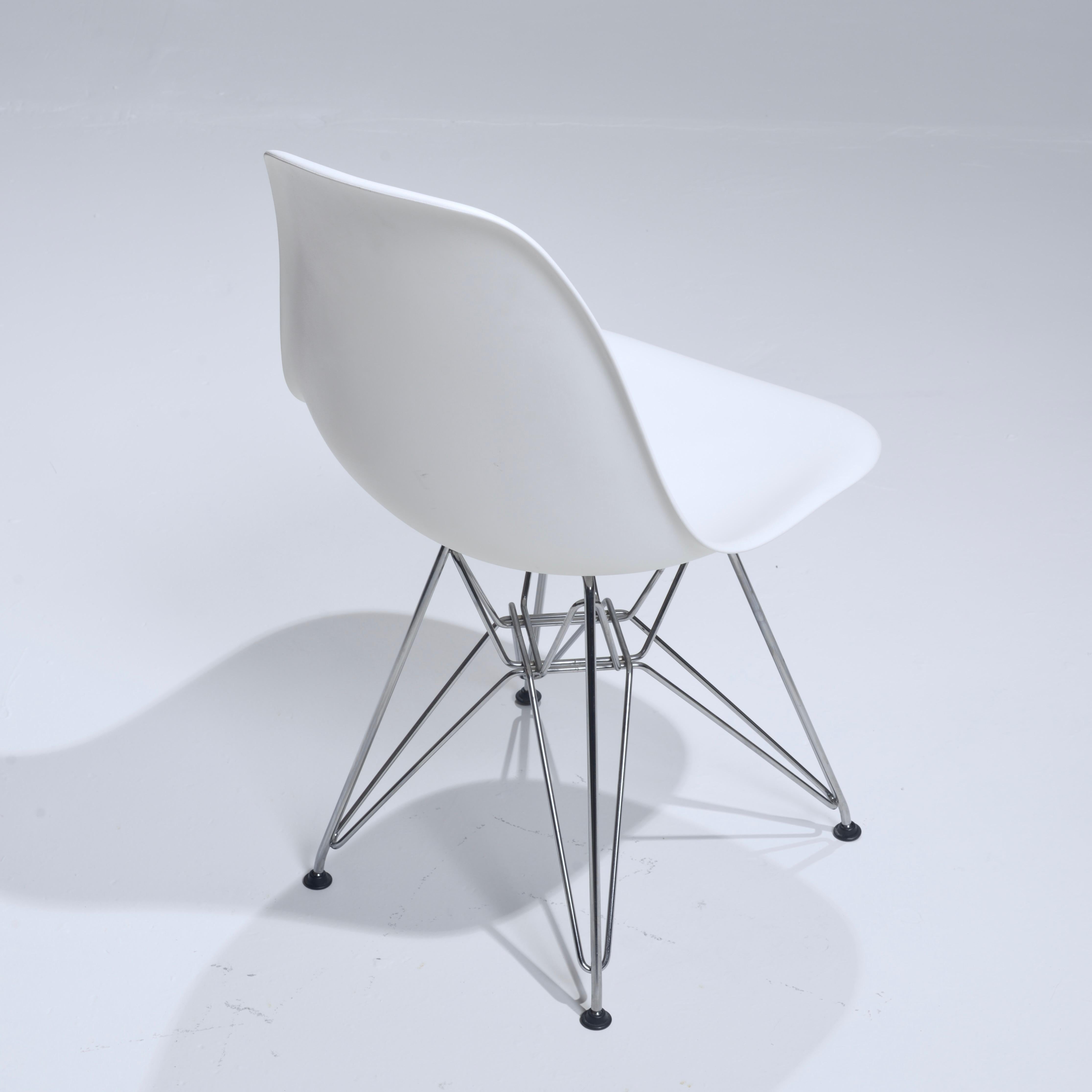 70 Stühle von Charles und Ray Eames für Herman Miller (Geformt) im Angebot