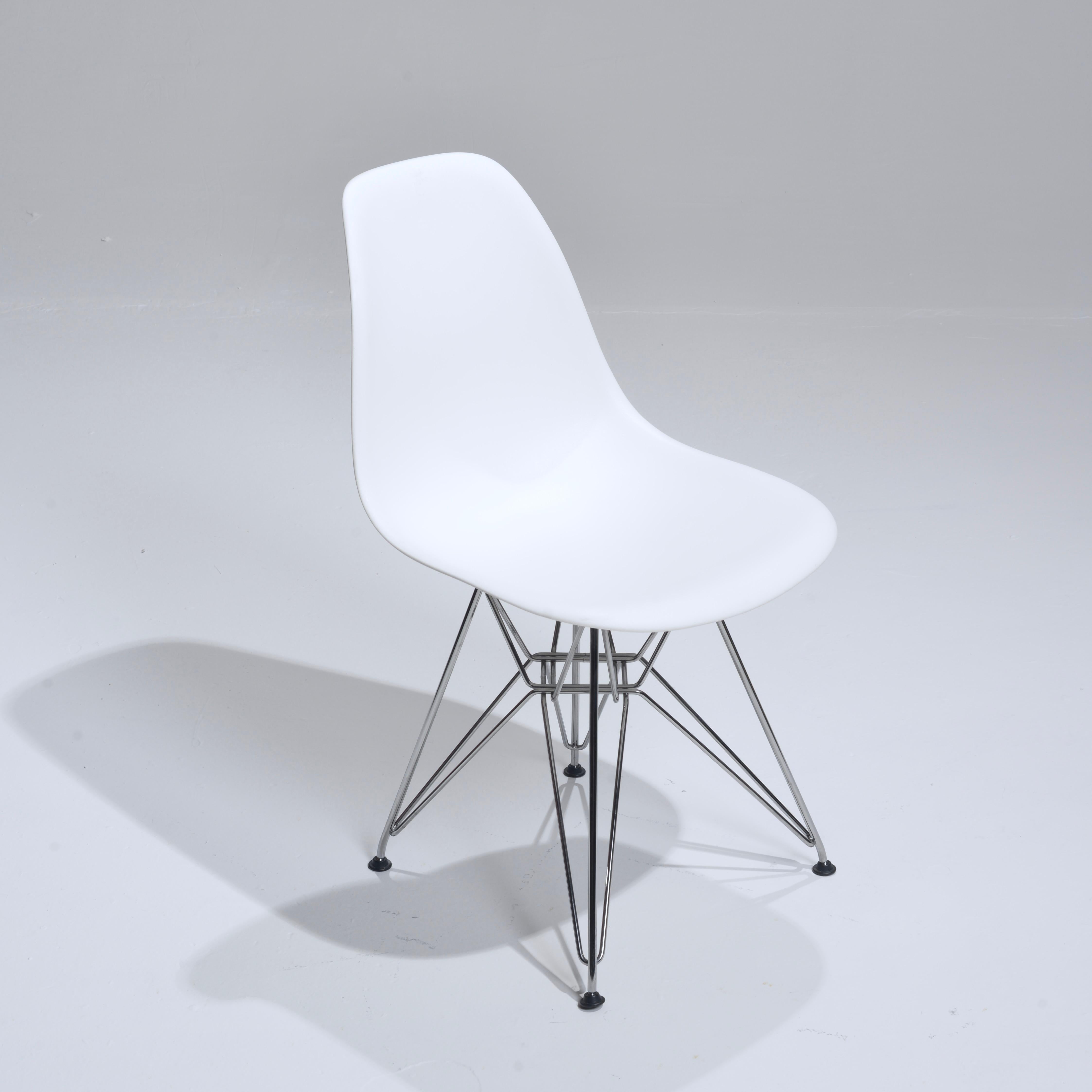 Contemporary 70 Chairs by Charles and Ray Eames for Herman Miller For Sale