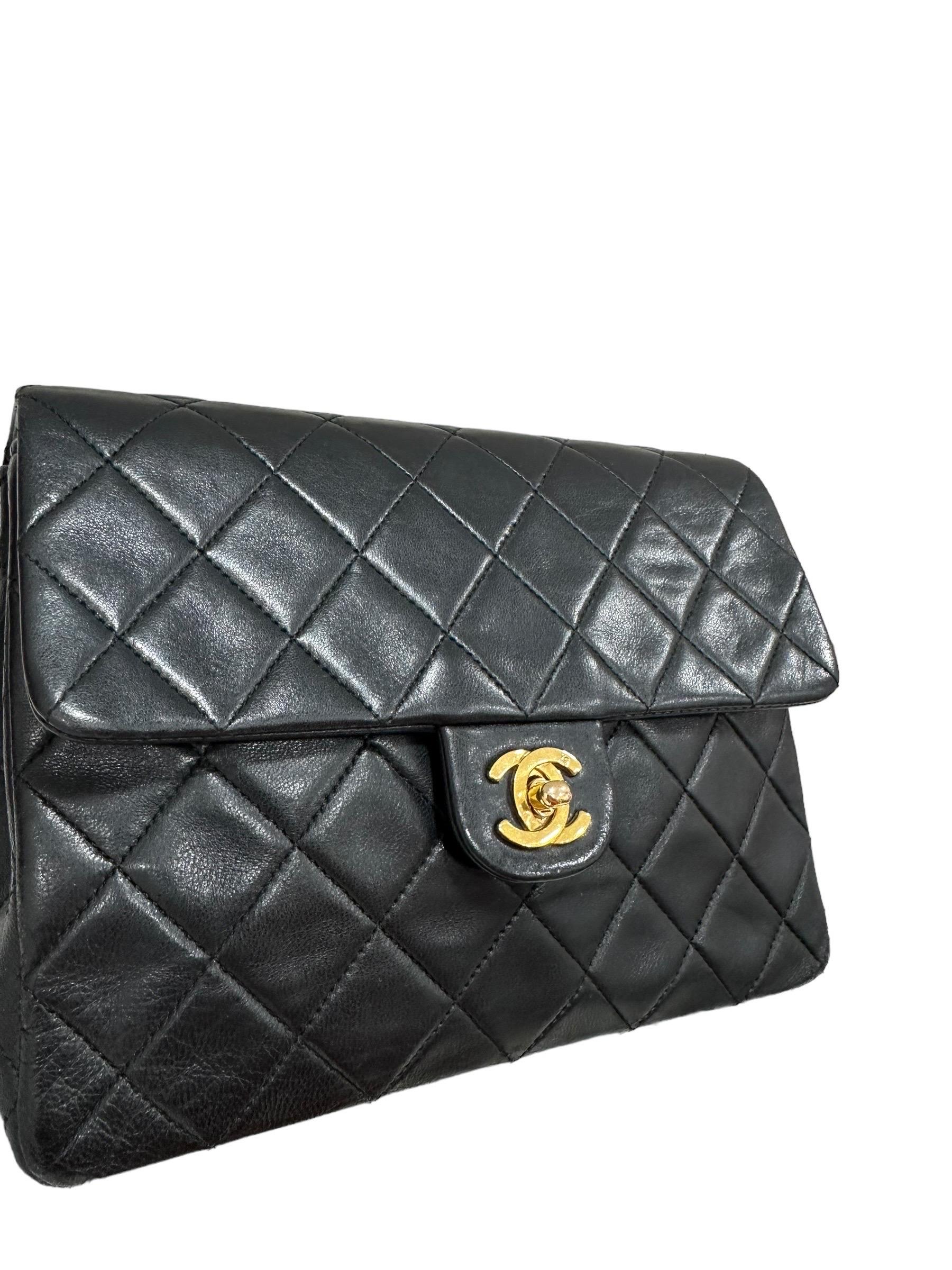 Borsa firmata Chanel, modello Timeless Mini Flap Vintage, realizzata in pelle liscia nera con hardware dorati. Dotata di una patta con chiusura a girello logo CC, internamente rivestita in pelle liscia bordeaux, capiente per l'essenziale. Muni d'une