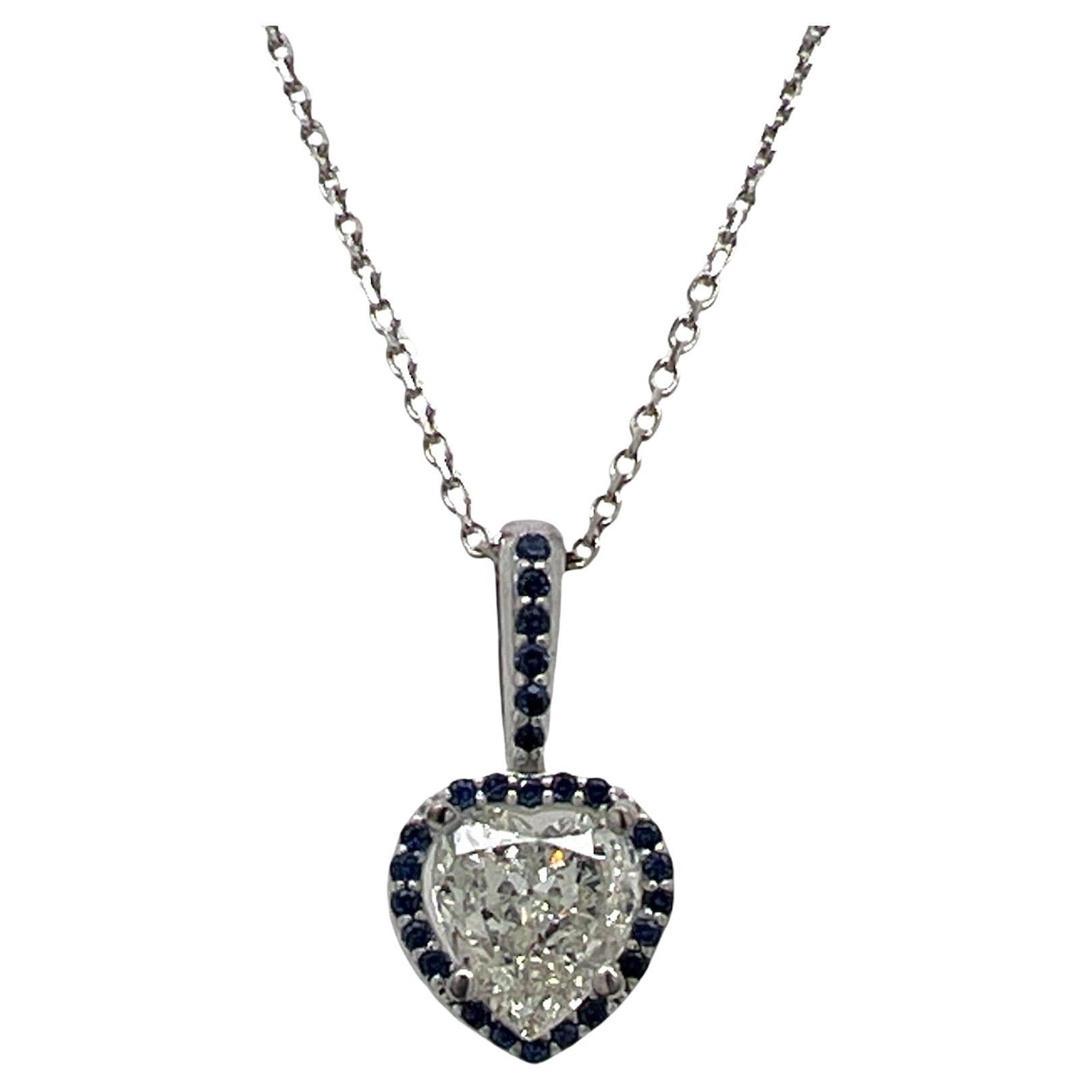 Collier pendentif cœur en or blanc avec diamants et saphirs taille cœur de 0,90 carat certifiés GIA