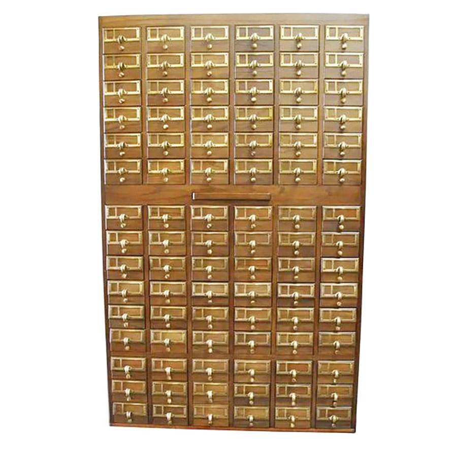 90 drawer vintage Library card catalogue


Rare and stunning 90 drawer, wooden card file cabinet from the University of Texas Library.
Oak case with brass pulls.
 Measures: Drawers are 17 deep x 5.5 wide x 4 inches tall.