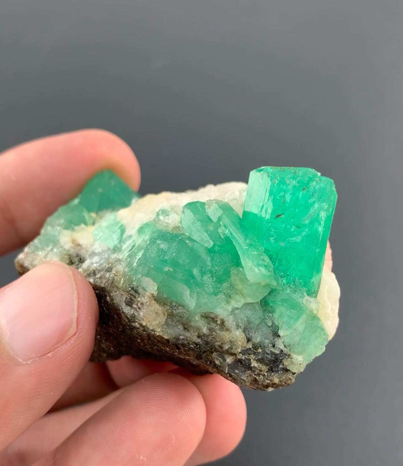 Pakistanais 90 grammes de cristaux d'émeraude verte pure sur calcite du Pakistan en vente