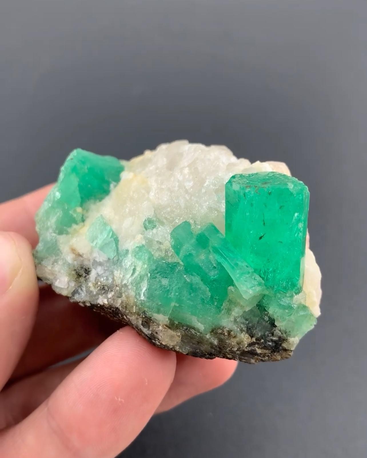 90 grammes de cristaux d'émeraude verte pure sur calcite du Pakistan Bon état - En vente à Peshawar, PK