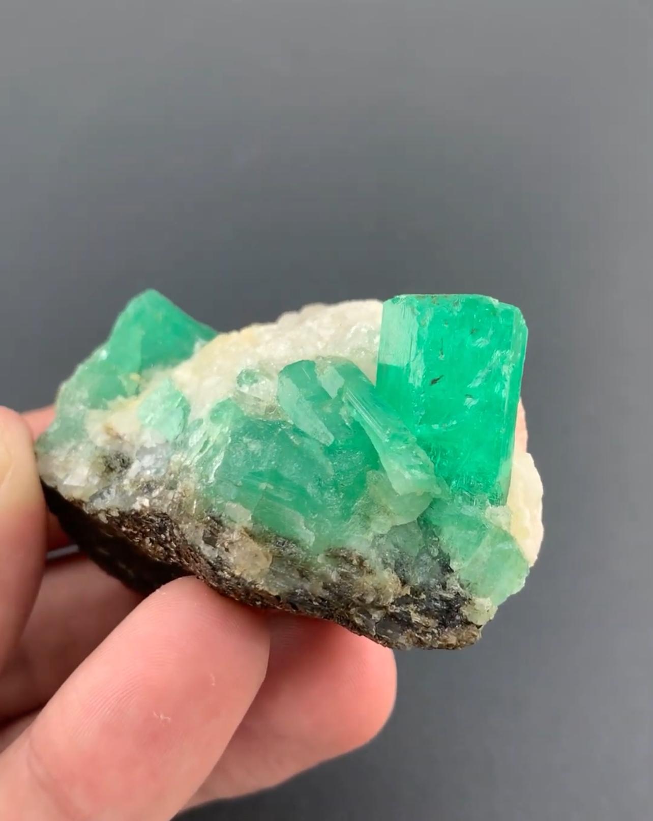 XXIe siècle et contemporain 90 grammes de cristaux d'émeraude verte pure sur calcite du Pakistan en vente