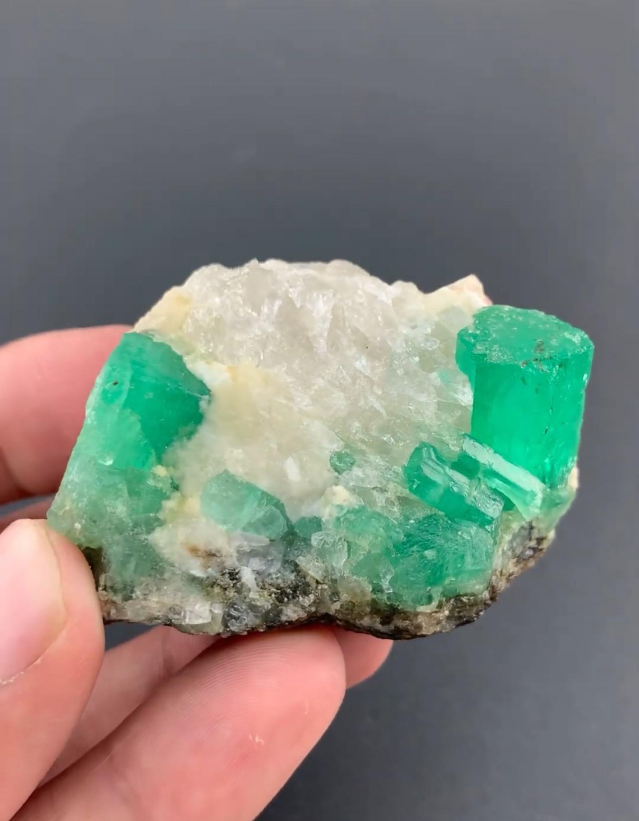 Autre 90 grammes de cristaux d'émeraude verte pure sur calcite du Pakistan en vente