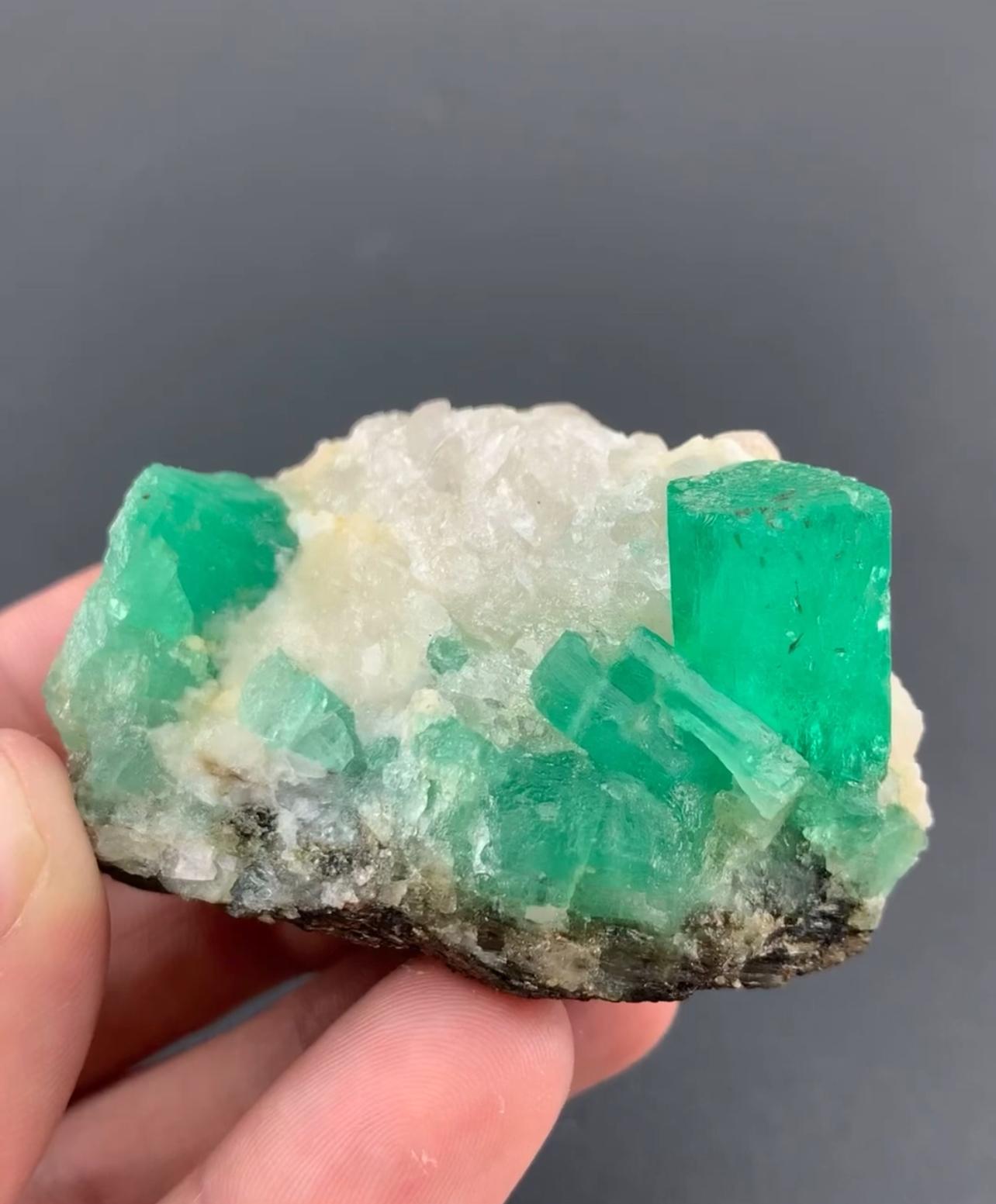 90 grammes de cristaux d'émeraude verte pure sur calcite du Pakistan en vente 1