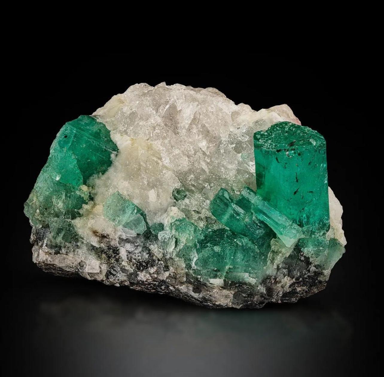 90 grammes de cristaux d'émeraude verte pure sur calcite du Pakistan en vente 2