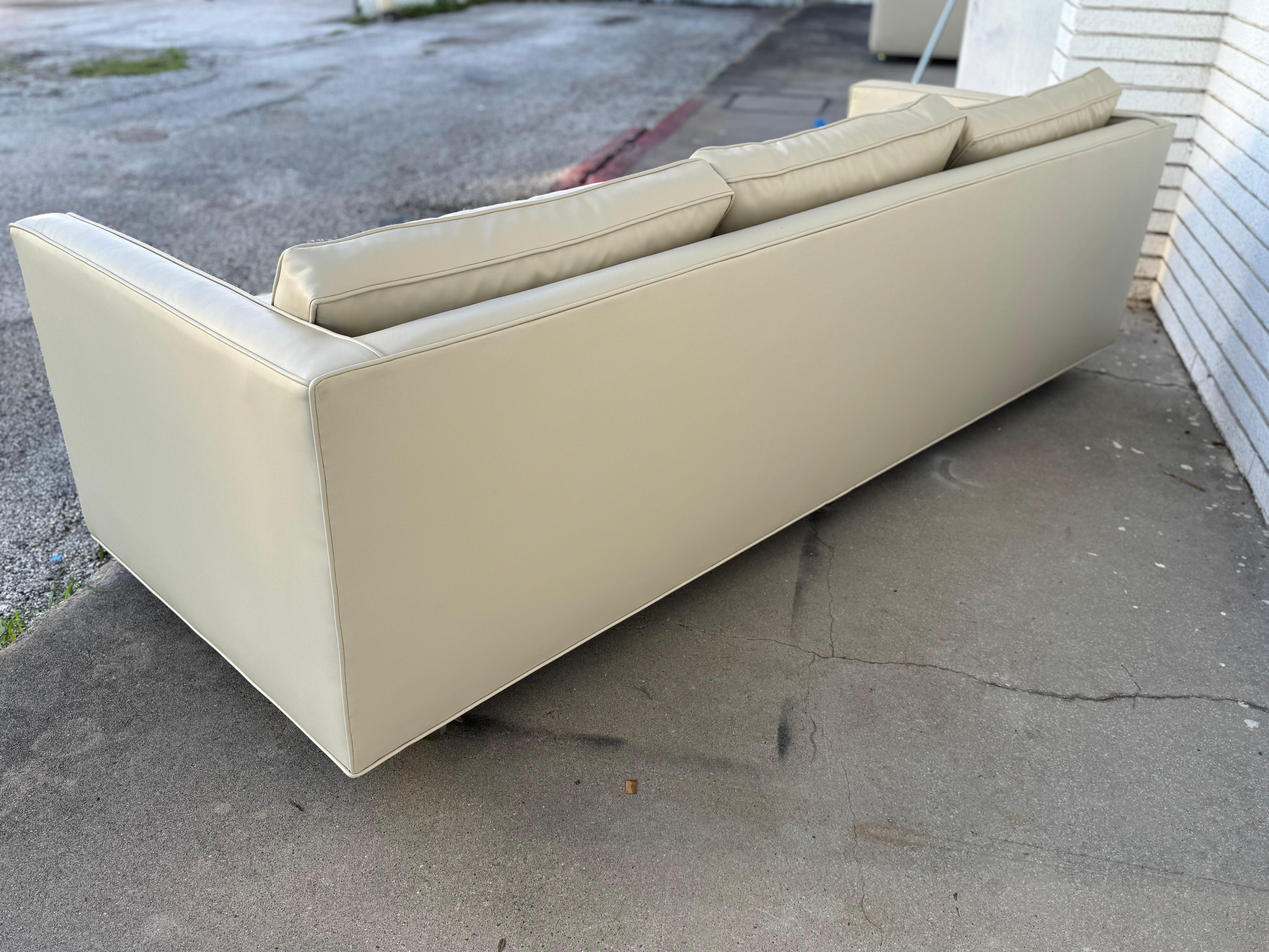 20th Century New Reupholstered Dunbar 3 Seat Tuxedo Sofa in Ultra Fabric 90' For Sale