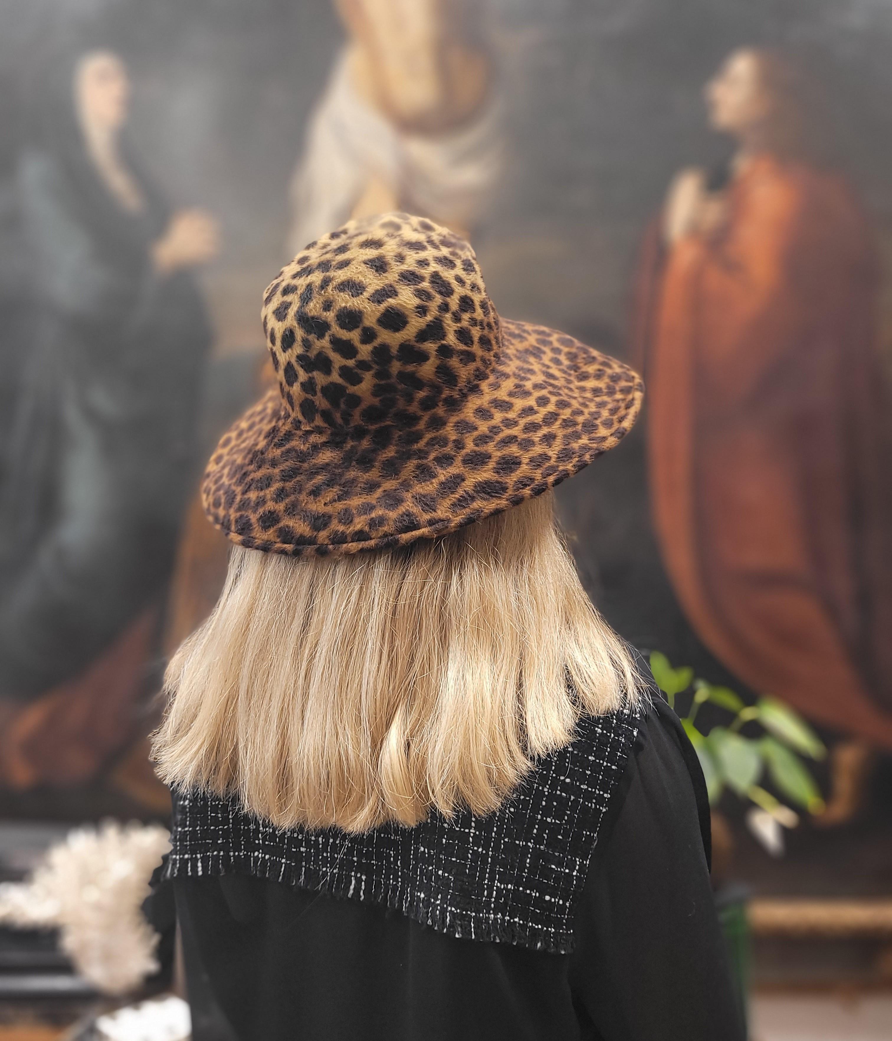 Exquisiter und immer aktueller Pamela-Hut mit Leopardenmotiv von Laura Ashley aus den 90er Jahren.
In perfektem Zustand, kaum benutzt.
Es wurde von seinem Vorbesitzer in London gekauft.
Von außergewöhnlicher Qualität wie alle Produkte dieser