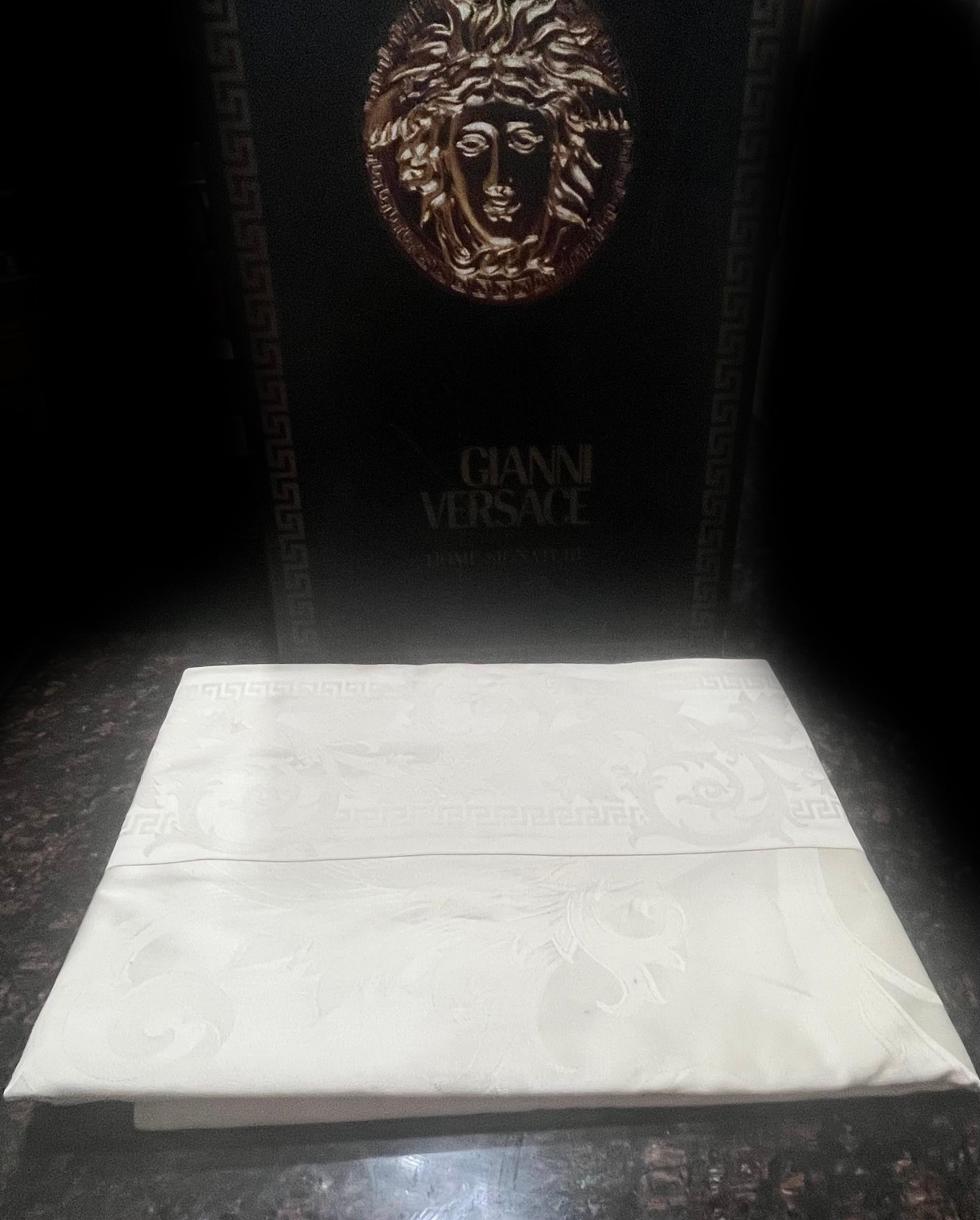 90-S VINTAGE RARE GIANNI VERSACE HOME COLLECTION TABLECLOTH Sz 110x75 in In New Condition For Sale In Montgomery, TX