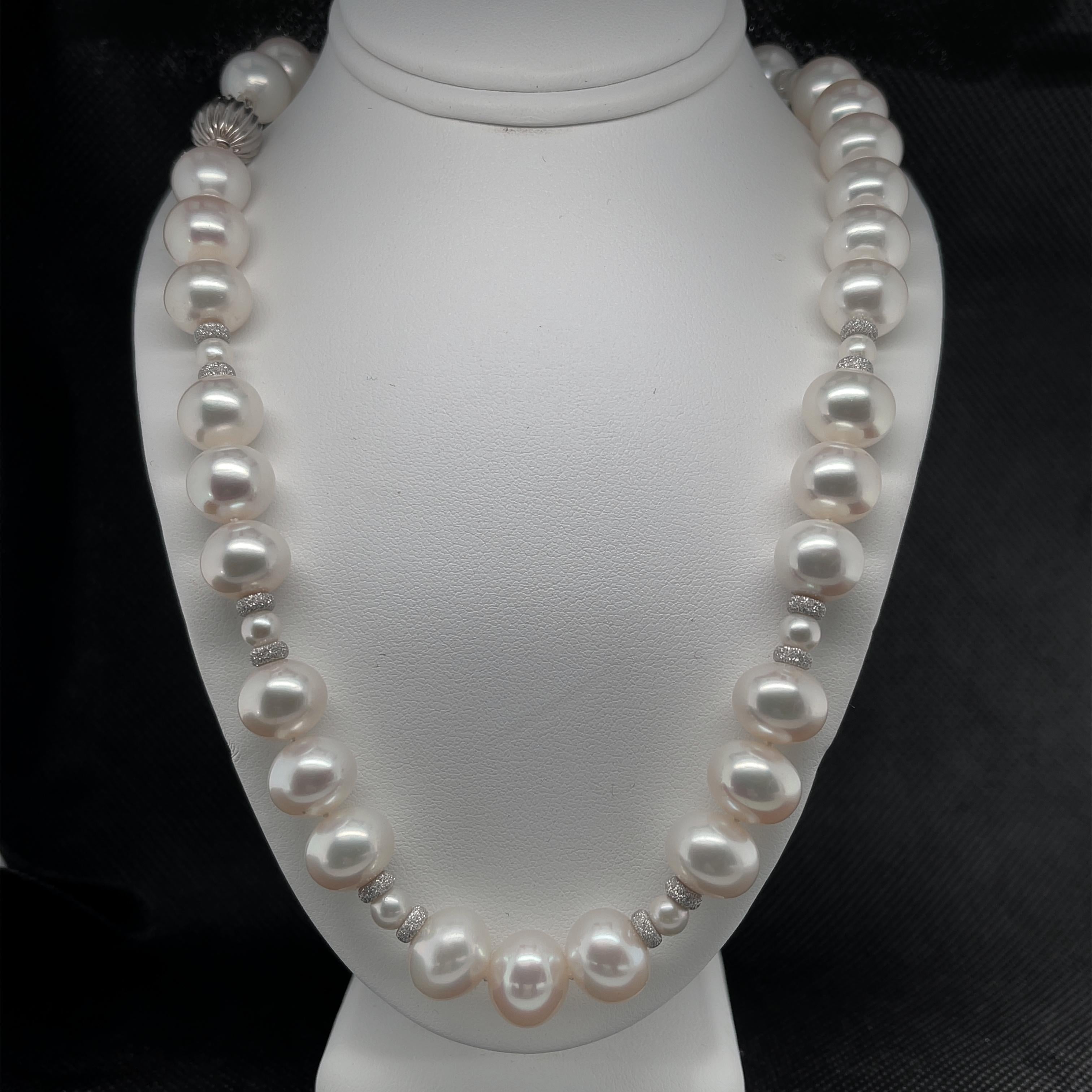 Collier de perles d'eau douce blanches avec accents en or blanc, 18,5 pouces en vente 3