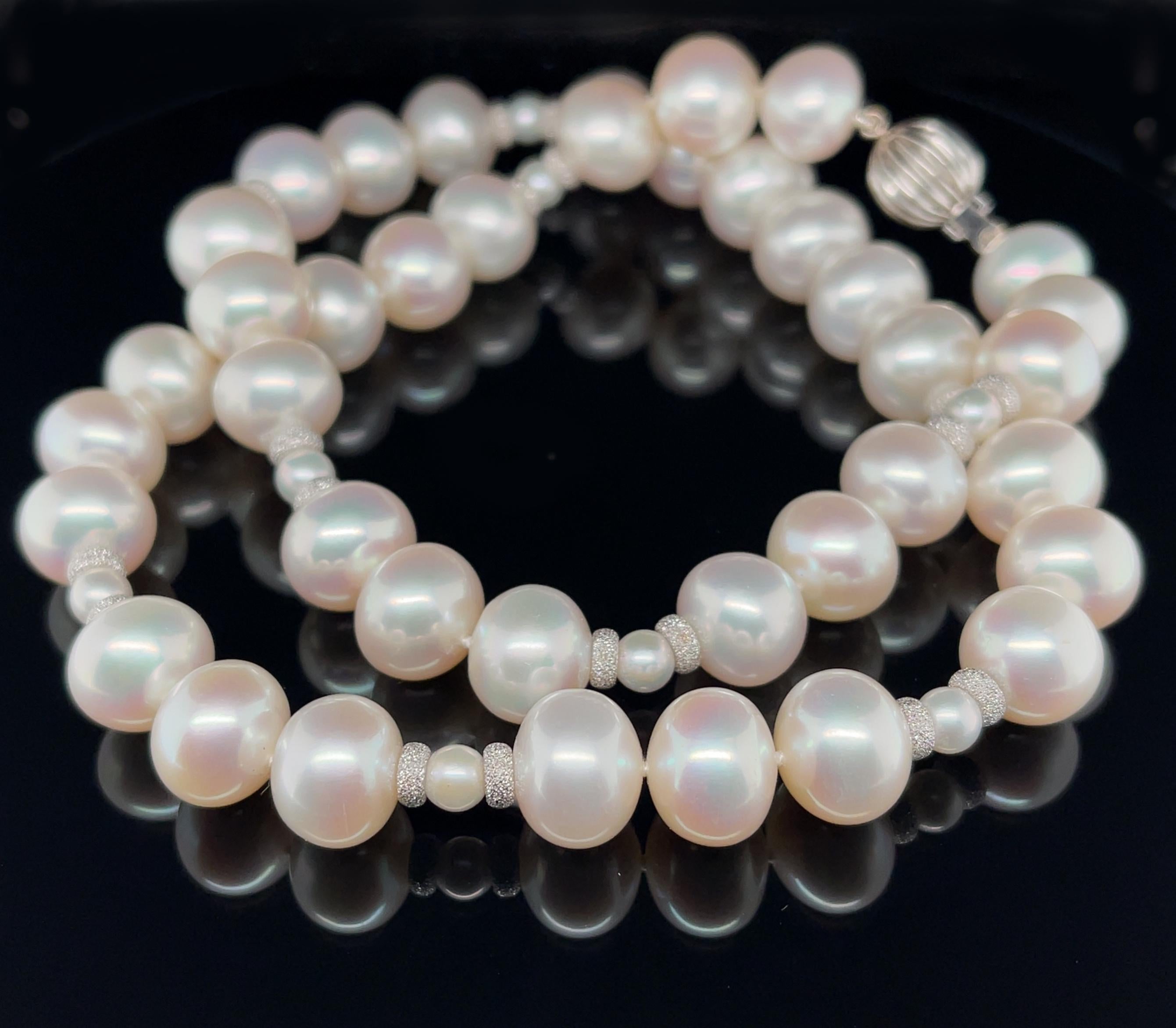 Collier de perles d'eau douce blanches avec accents en or blanc, 18,5 pouces en vente 2