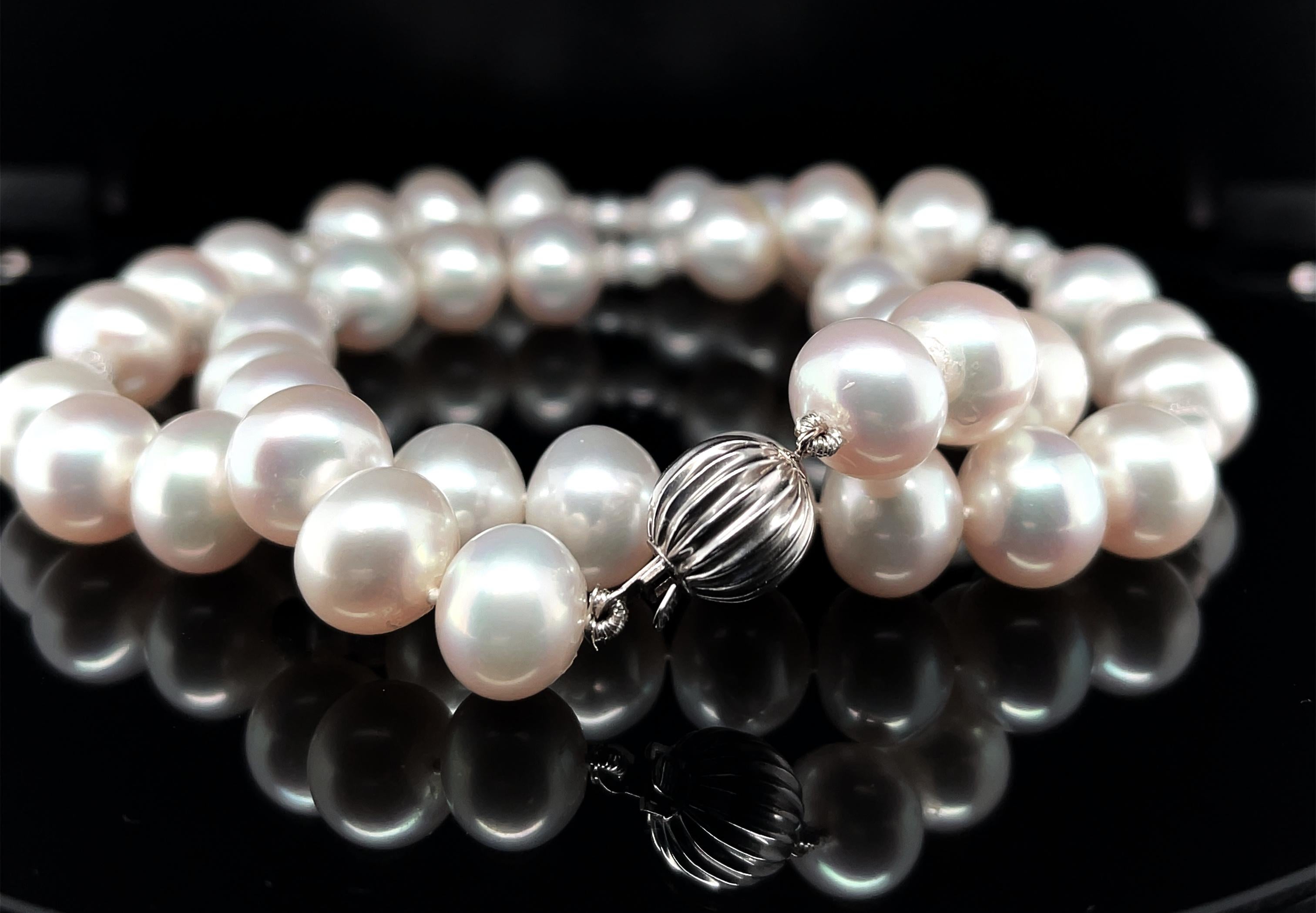 Collier de perles d'eau douce blanches avec accents en or blanc, 18,5 pouces en vente 1