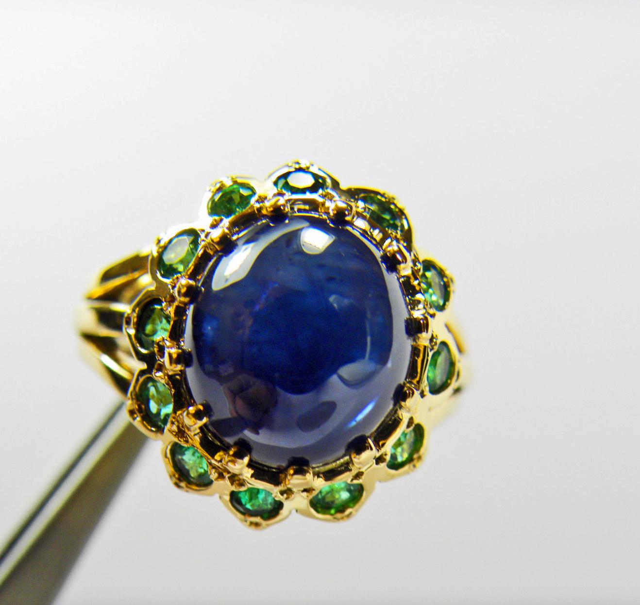 9.00 Carat Cabochon Cut Blue Sapphire Emerald Ring 18 Karat For Sale 1